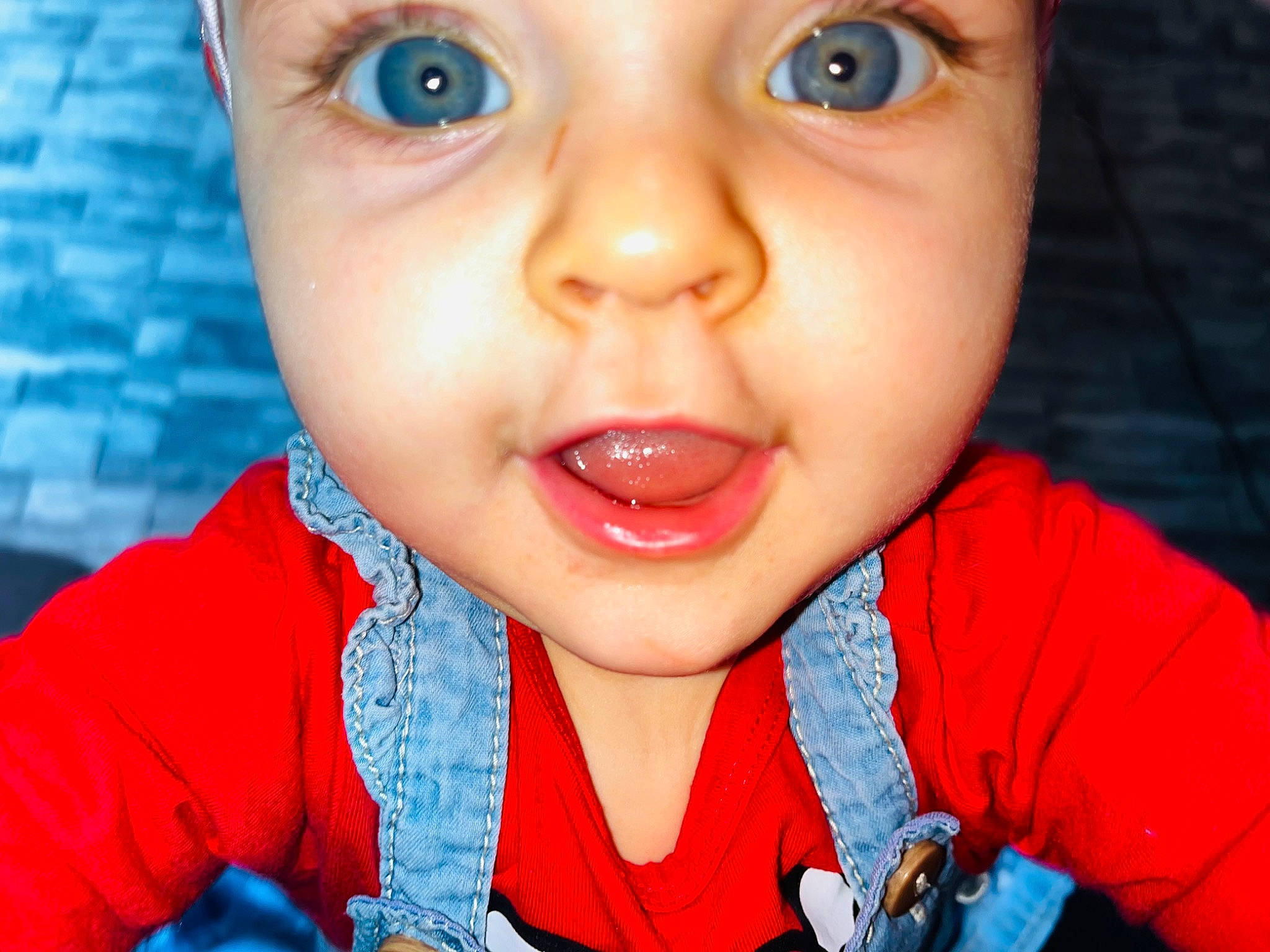 Lya participe au concours pour gagner de l'argent avec cette photo : baby, blue, cheek, chin, ear, eyebrow, eyelash, forehead, gesture, happy, headwear, iris, jaw, lip, mouth, nose, organ, person, skin, smile