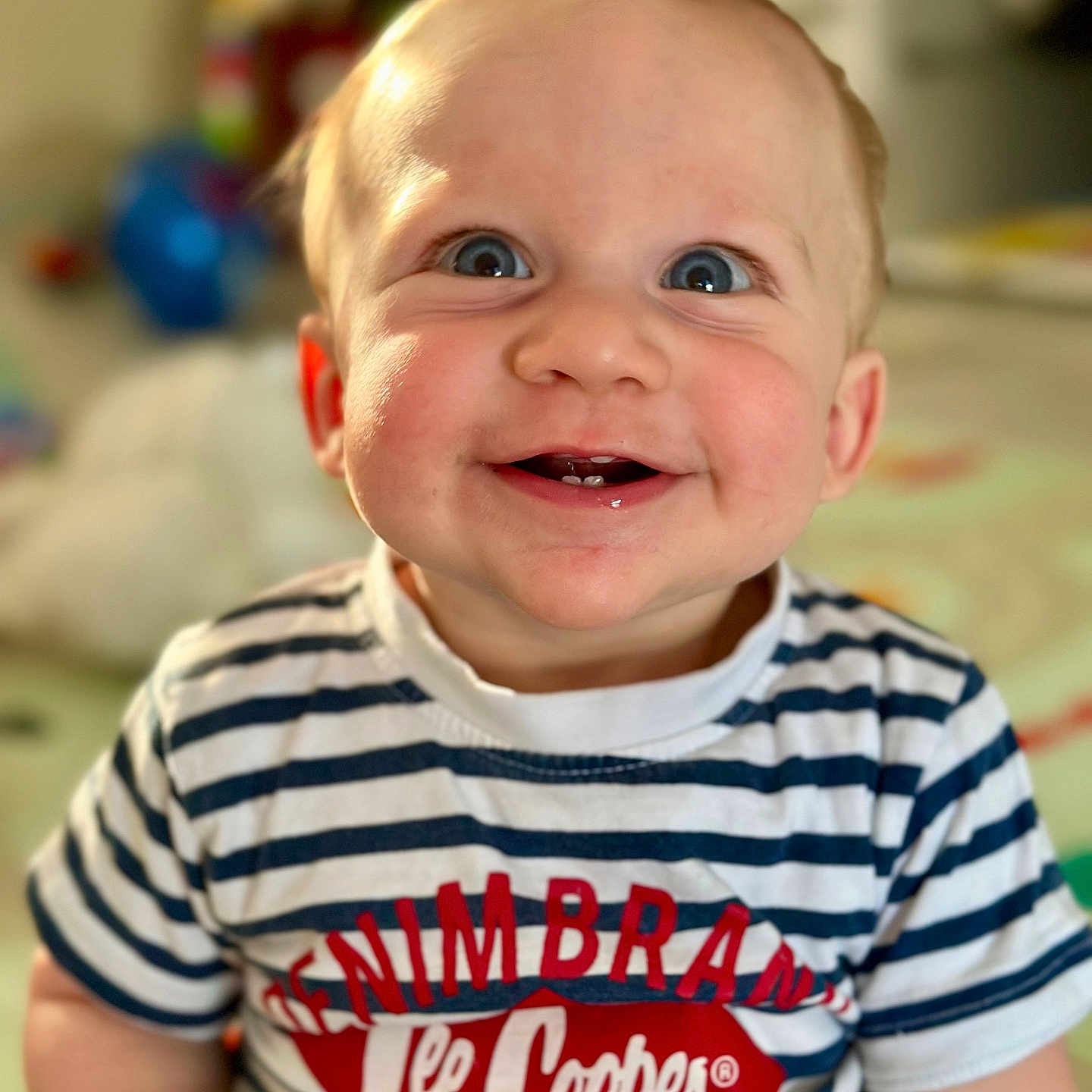 Lizio participe au concours pour gagner de l'argent avec cette photo : applique, baby, babylaughing, bodypart, clothing, face, finger, hand, happy, head, laughing, mouth, newborn, person, photography, portrait, shirt, smile, t_shirt, teeth