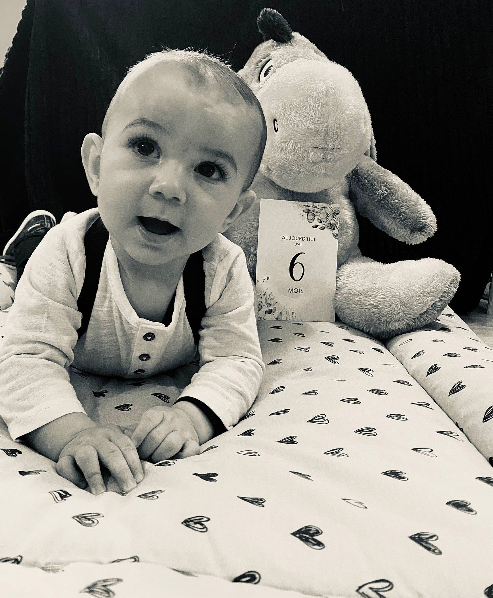 Yllan participe au concours pour gagner de l'argent avec cette photo : arm, baby, black_and_white, comfort, facial_expression, finger, flash_photography, flooring, hand, happy, human, human_body, mammal, mouth, person, photograph, skin, smile, style, surprise