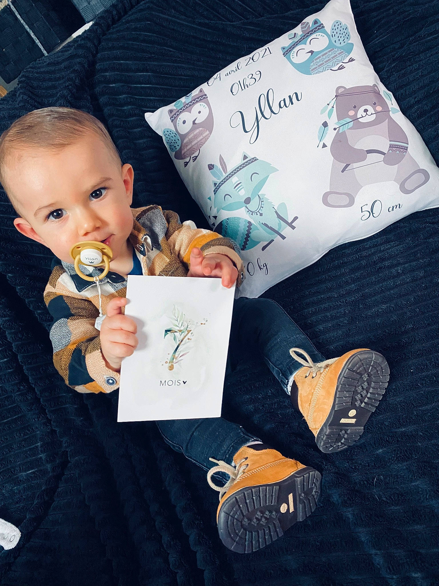 Yllan a rejoint le concours — aidez-le/la à gagner de superbes lots ! art, baby, baby_toddler_clothing, carmine, child, design, finger, font, illustration, linens, mammal, paper, pattern, person, product, room, sitting, sleeve, textile, toddler