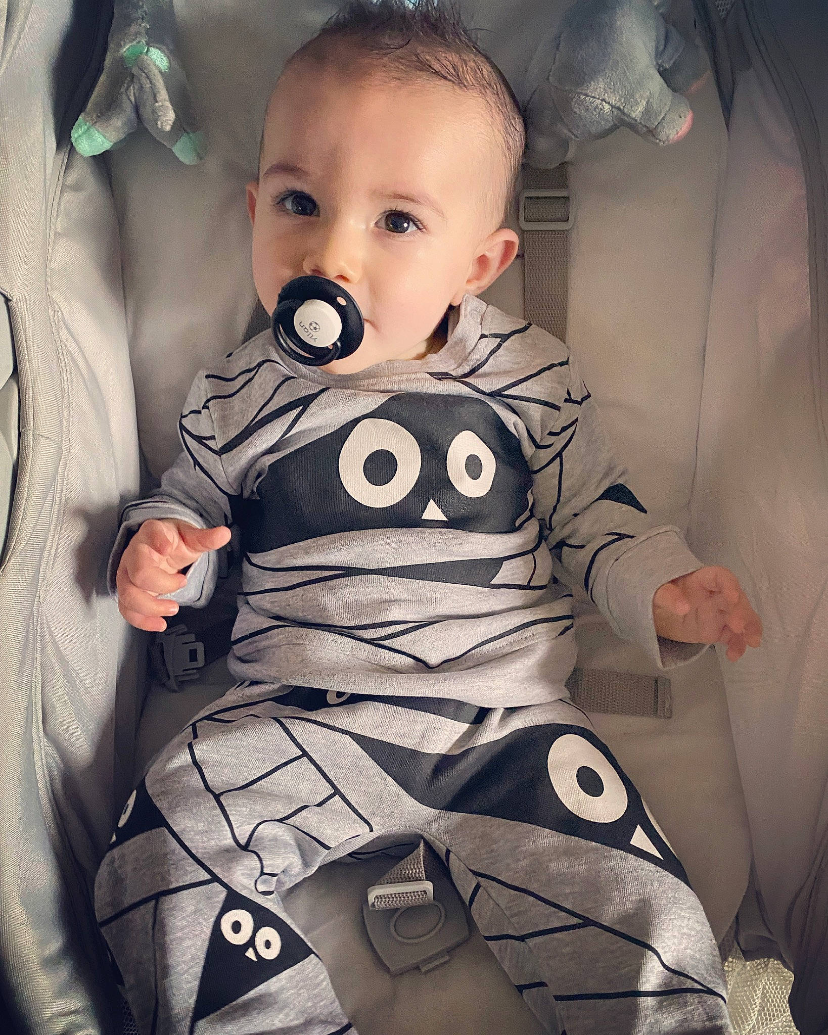 Yllan a rejoint le concours — aidez-le/la à gagner de superbes lots ! baby, baby_carriage, baby_products, baby_toddler_clothing, child, comfort, cool, doll, flash_photography, happy, organ, pattern, person, personal_protective_equipment, selfie, sitting, sleeve, stuffed_toy, t_shirt, toddler