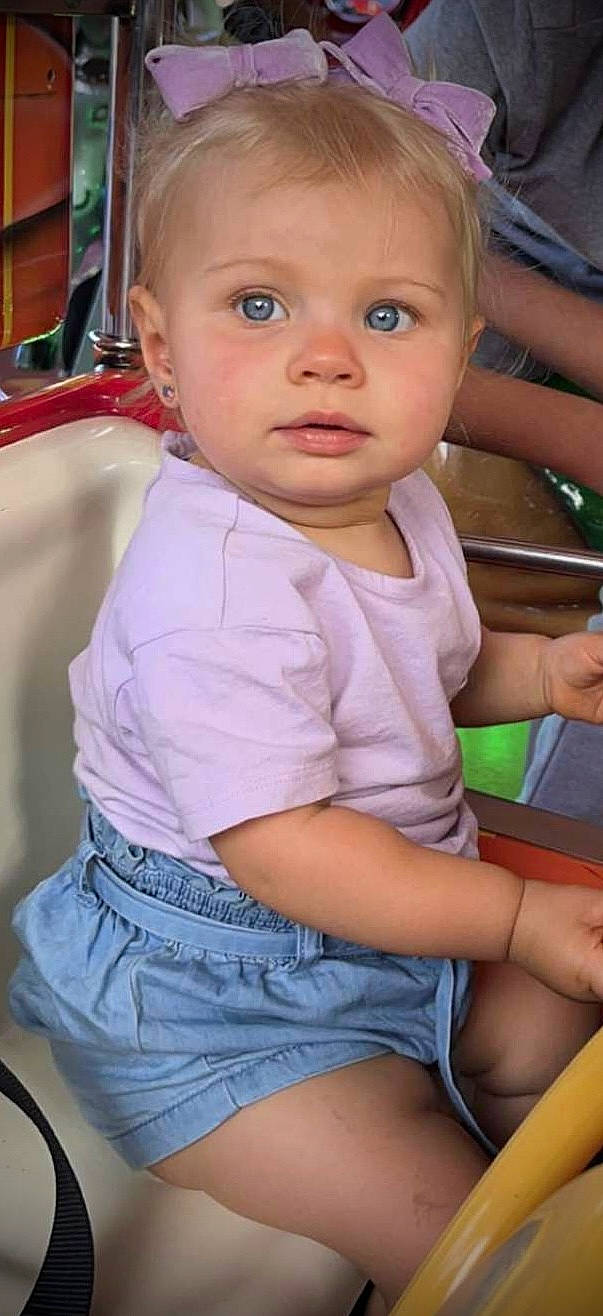 Lyana a rejoint le concours — aidez-le/la à gagner de superbes lots ! cheek, chin, face, facial_expression, gesture, hair, hairstyle, hand, head, human_body, iris, joint, leg, lip, mouth, muscle, nose, organ, person, shoulder