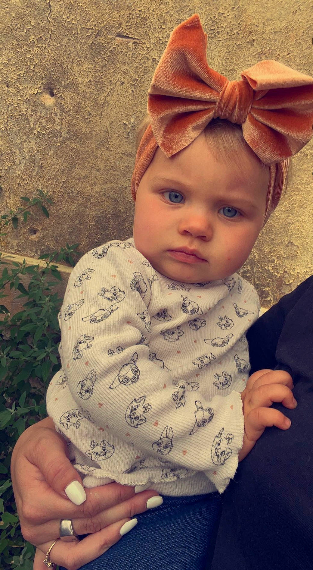 Lyana participe au concours pour gagner de l'argent avec cette photo : baby_toddler_clothing, cap, cheek, cool, eye, finger, forehead, grass, hand, happy, head, human_body, lip, mammal, neck, nose, outerwear, person, skin, sleeve