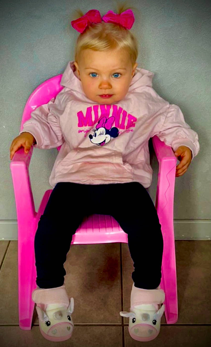 Lyana a rejoint le concours — aidez-le/la à gagner de superbes lots ! baby, baby_toddler_clothing, chair, cheek, face, happy, knee, lip, magenta, person, pink, product, purple, skin, sleeve, smile, sportswear, t_shirt, thigh, toddler