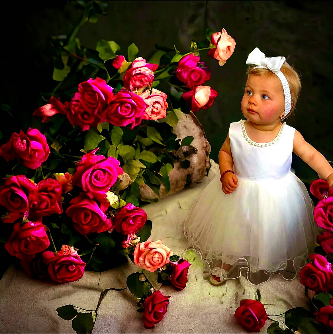 Lyana a rejoint le concours — aidez-le/la à gagner de superbes lots ! artificial_flower, baby, baby_toddler_clothing, beauty, bouquet, cut_flowers, flower, flower_arranging, flowering_plant, garden_roses, happy, hybrid_tea_rose, magenta, person, petal, pink, plant, rosa_centifolia, rose, rose_family