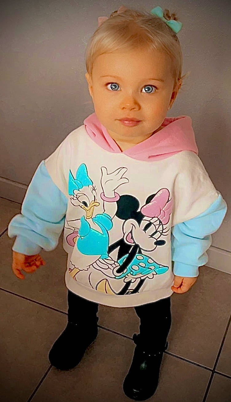 Lyana a rejoint le concours — aidez-le/la à gagner de superbes lots ! baby, baby_toddler_clothing, cheek, chest, child, eyelash, hair, hairstyle, happy, head, human_body, mouth, neck, outerwear, pattern, person, sitting, sleeve, t_shirt, toddler