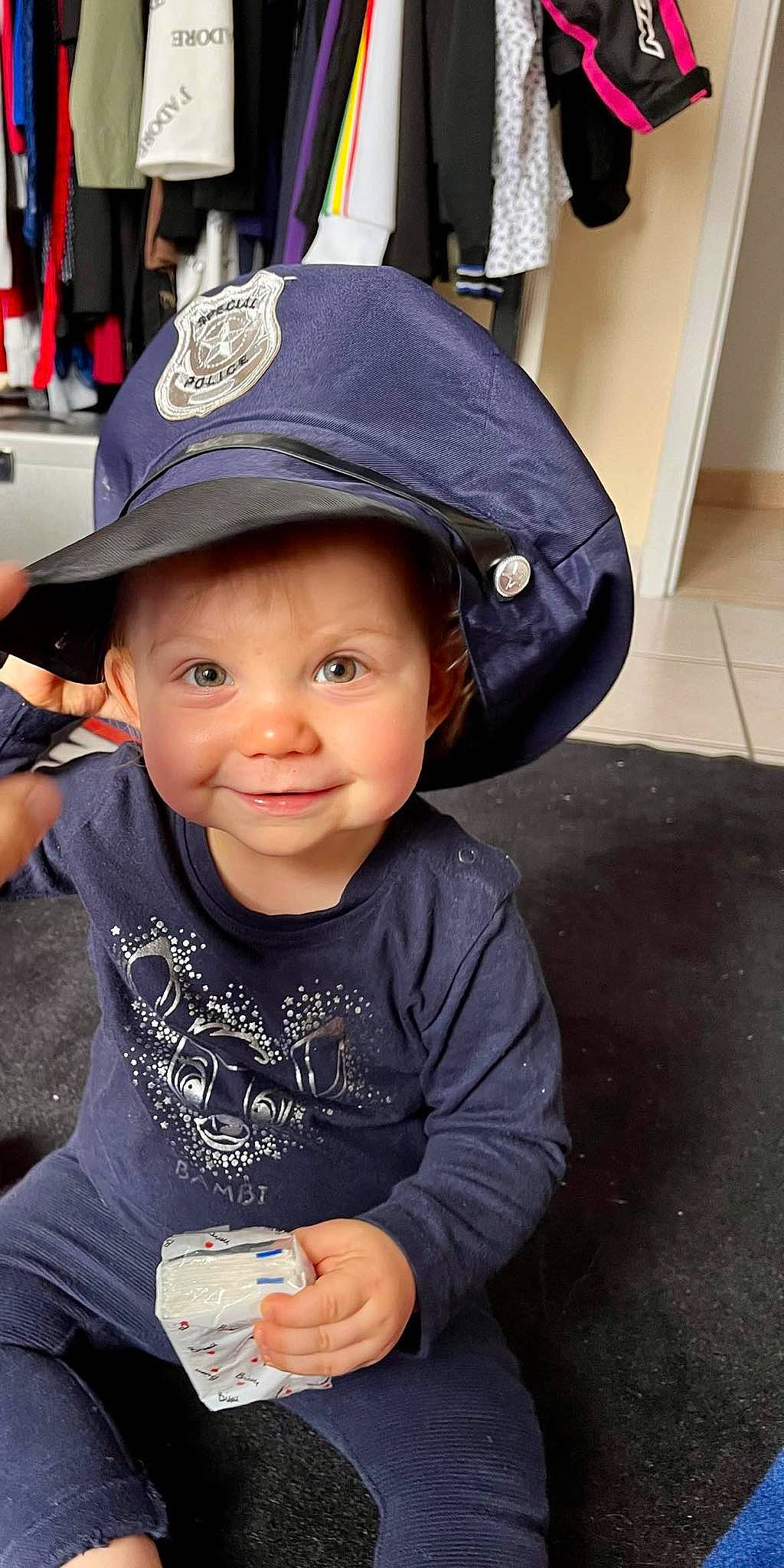 Mya a rejoint le concours — aidez-le/la à gagner de superbes lots ! baby, baby_toddler_clothing, baseball_cap, cap, child, electric_blue, fashion_accessory, flash_photography, fun, happy, hat, headgear, headwear, person, personal_protective_equipment, portrait_photography, sitting, sleeve, smile, t_shirt