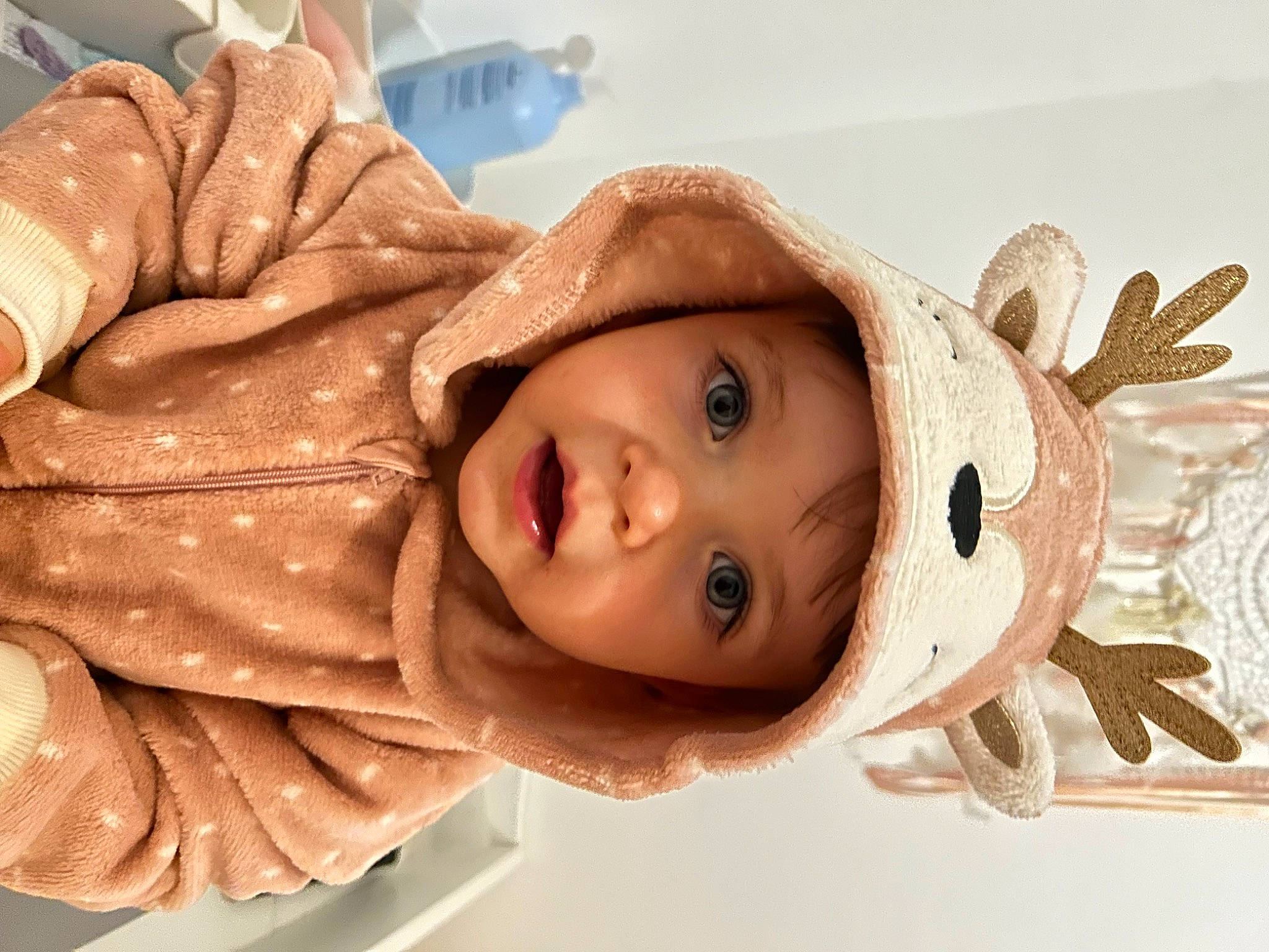 Victoria a rejoint le concours — aidez-le/la à gagner de superbes lots ! cap, cheek, child, eye, eyelash, facial_expression, fur, happy, hat, headgear, headwear, lip, mammal, nose, outerwear, person, skin, smile, toddler, vertebrate