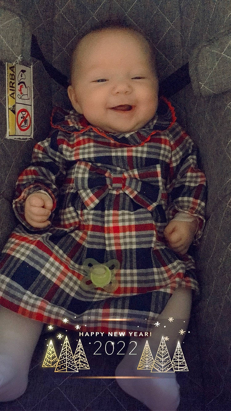 Paola participe au concours pour gagner de l'argent avec cette photo : baby, baby_toddler_clothing, cheek, chin, collar, cool, eye, hairstyle, head, nose, outerwear, pattern, person, plaid, skin, sleeve, smile, standing, tartan, textile