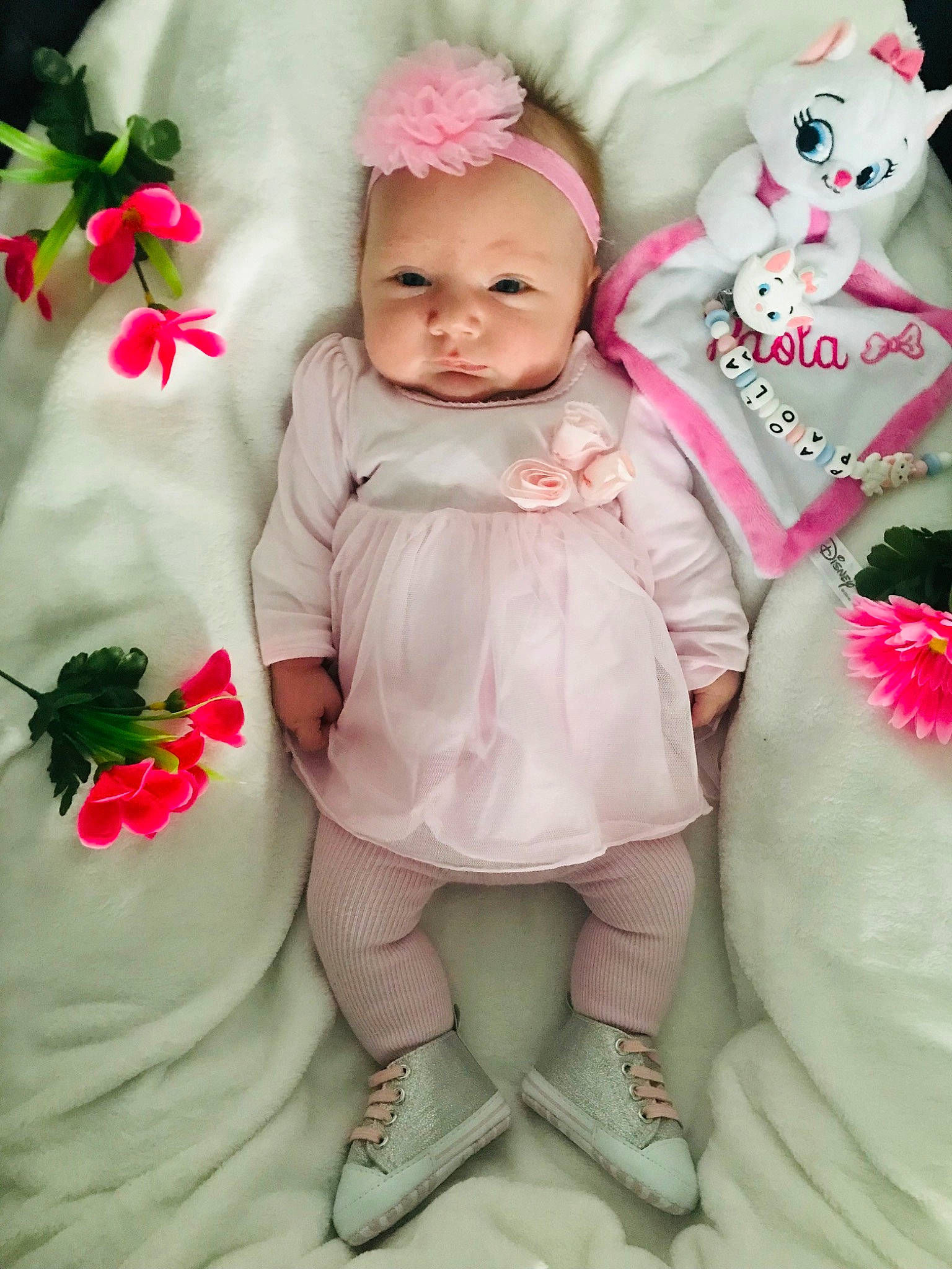 Paola participe au concours pour gagner de l'argent avec cette photo : baby, baby_toddler_clothing, child, dress, fashion_accessory, flower, hand, happy, headwear, human_body, pattern, peach, person, petal, pink, plant, rose, skin, sleeve, textile