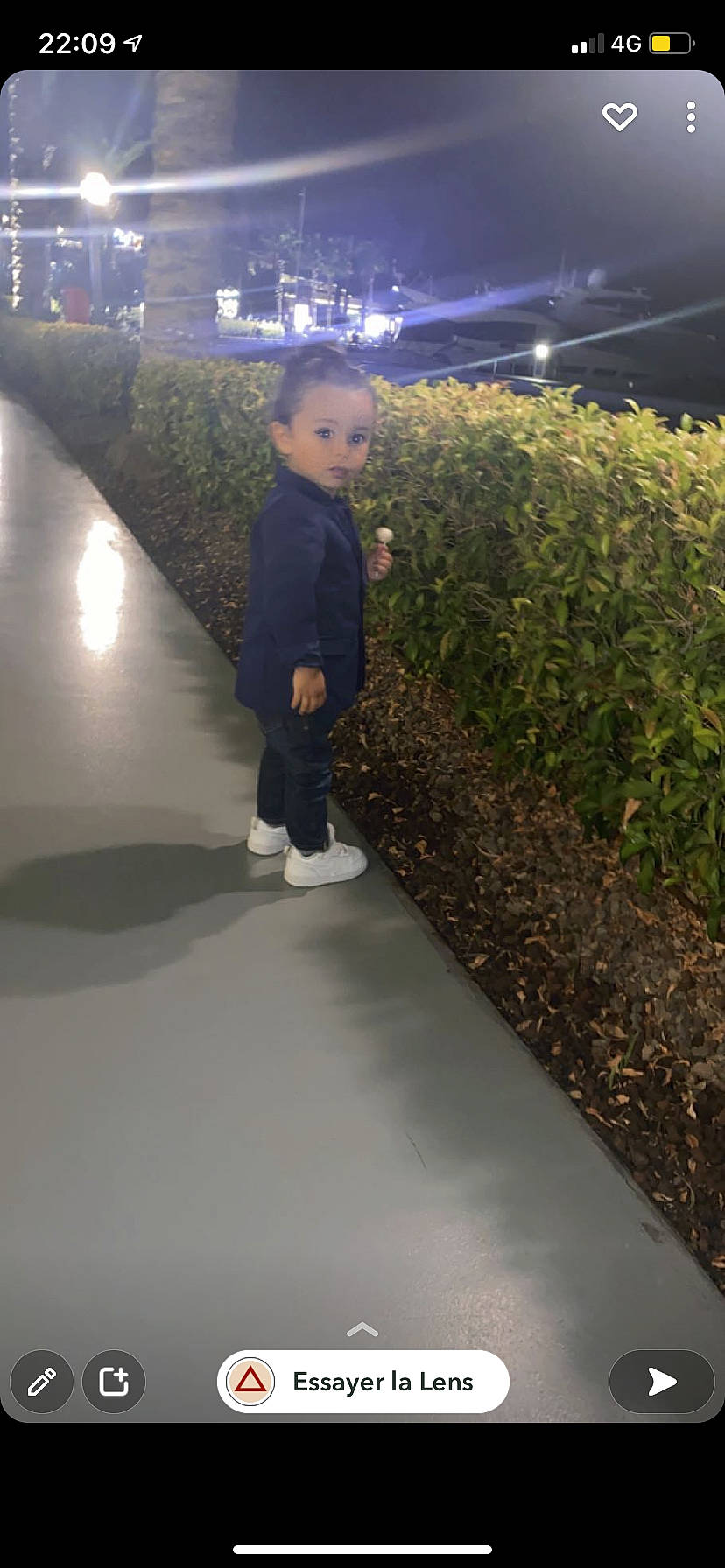 Ishaq a rejoint le concours — aidez-le/la à gagner de superbes lots ! asphalt, city, flooring, fun, grass, landscape, leaf, leisure, night, person, plant, road, road_surface, shadow, shrub, sidewalk, soil, toddler, vacation, walkway