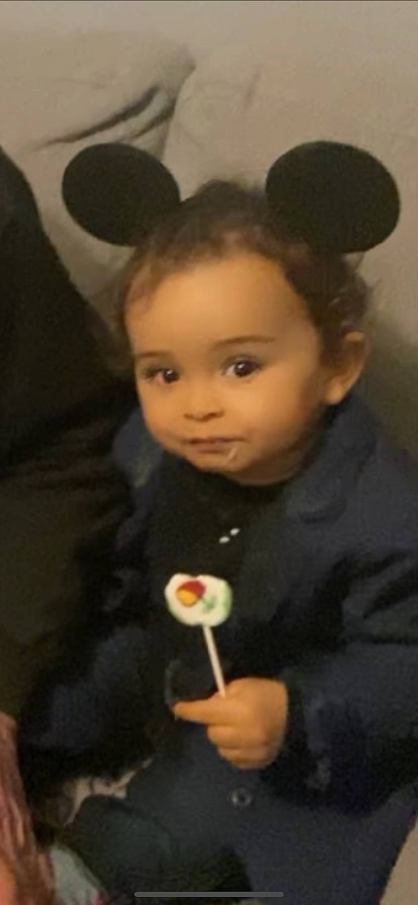 Ishaq a rejoint le concours — aidez-le/la à gagner de superbes lots ! black_hair, chair, cheek, child, ear, event, eyelash, face, formal_wear, fun, gesture, happy, lip, nose, organ, outerwear, person, smile, t_shirt, toddler