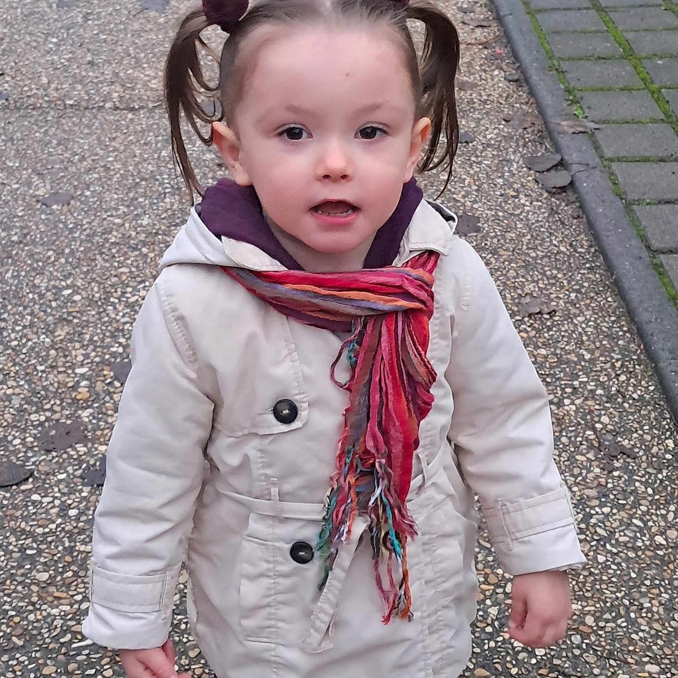 Giulia a rejoint le concours — aidez-le/la à gagner de superbes lots ! child, city, clothing, coat, face, female, footwear, girl, head, jacket, pants, path, person, photography, portrait, road, scarf, shoe, street, urban