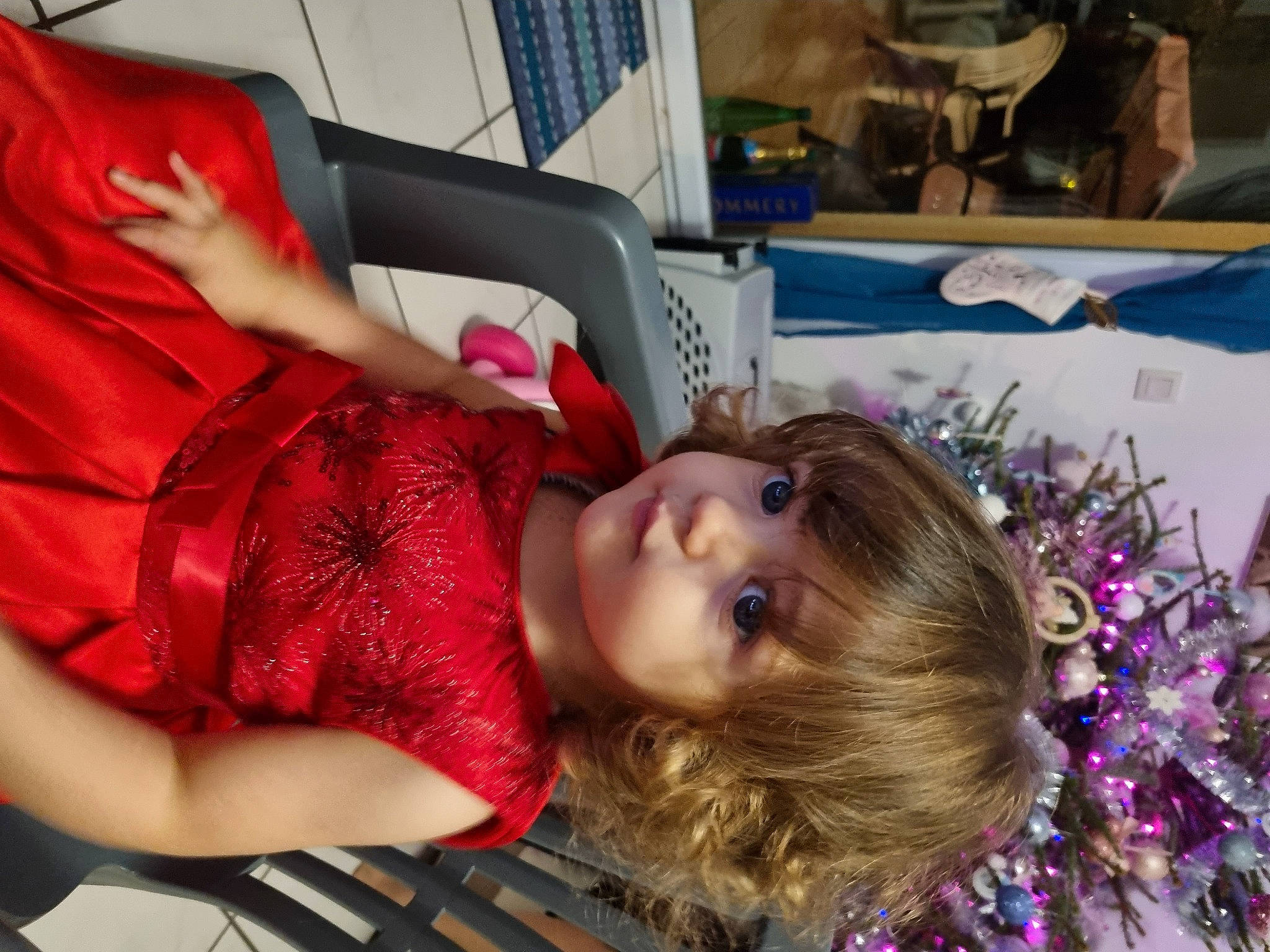 Noëlyne participe au concours pour gagner de l'argent avec cette photo : abdomen, beauty, child, event, eyelash, fashion_accessory, fun, hair_coloring, happy, holiday, magenta, ornament, pattern, person, plant, room, sitting, toddler