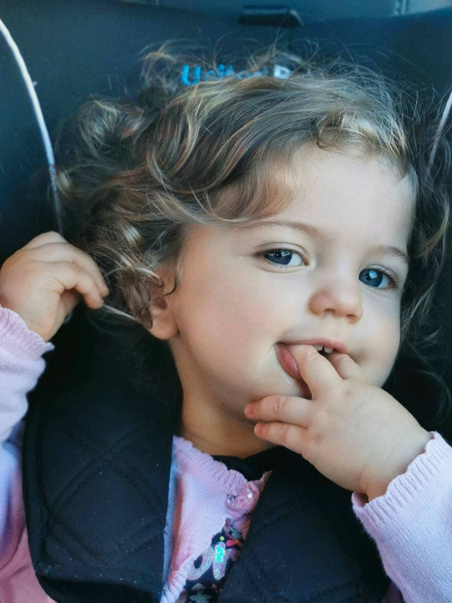 Noëlyne a rejoint le concours — aidez-le/la à gagner de superbes lots ! beauty, black_hair, cheek, dress, ear, eyebrow, eyelash, finger, flash_photography, gesture, hand, happy, iris, lip, mouth, nose, person, skin, smile, thumb