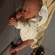 Keyden participe au concours pour gagner de l'argent avec cette photo : baby, newborn, sleeping, onesie, couch, blanket, infant, peaceful, resting, indoor, person, child, small, cute, soft, home, cozy, relaxing, lying, tender
