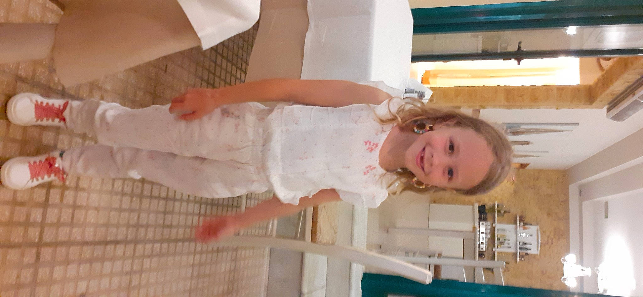 Lilly participe au concours pour gagner de l'argent avec cette photo : baby, baby_toddler_clothing, bridal_accessory, child, dress, elbow, event, fun, gesture, happy, human_leg, joy, knee, person, room, skin, smile, toddler, wedding_dress, white