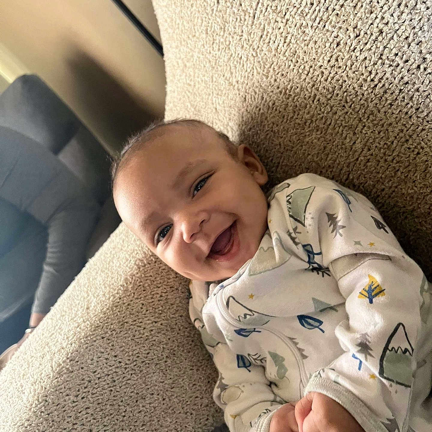 Osiris is registered to the contest to win money with this photo: baby, babylaughing, face, happy, head, person, smile, tape