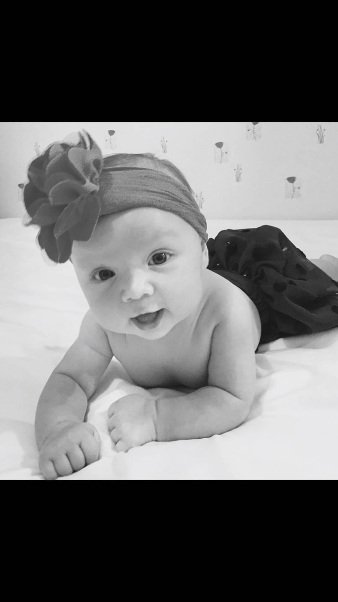 Romane a rejoint le concours — aidez-le/la à gagner de superbes lots ! black_and_white, cheek, child, girl, hair_accessory, infant, monochrome, monochrome_photography, person, photo_shoot, photograph, photography, portrait, portrait_photography, smile, toddler