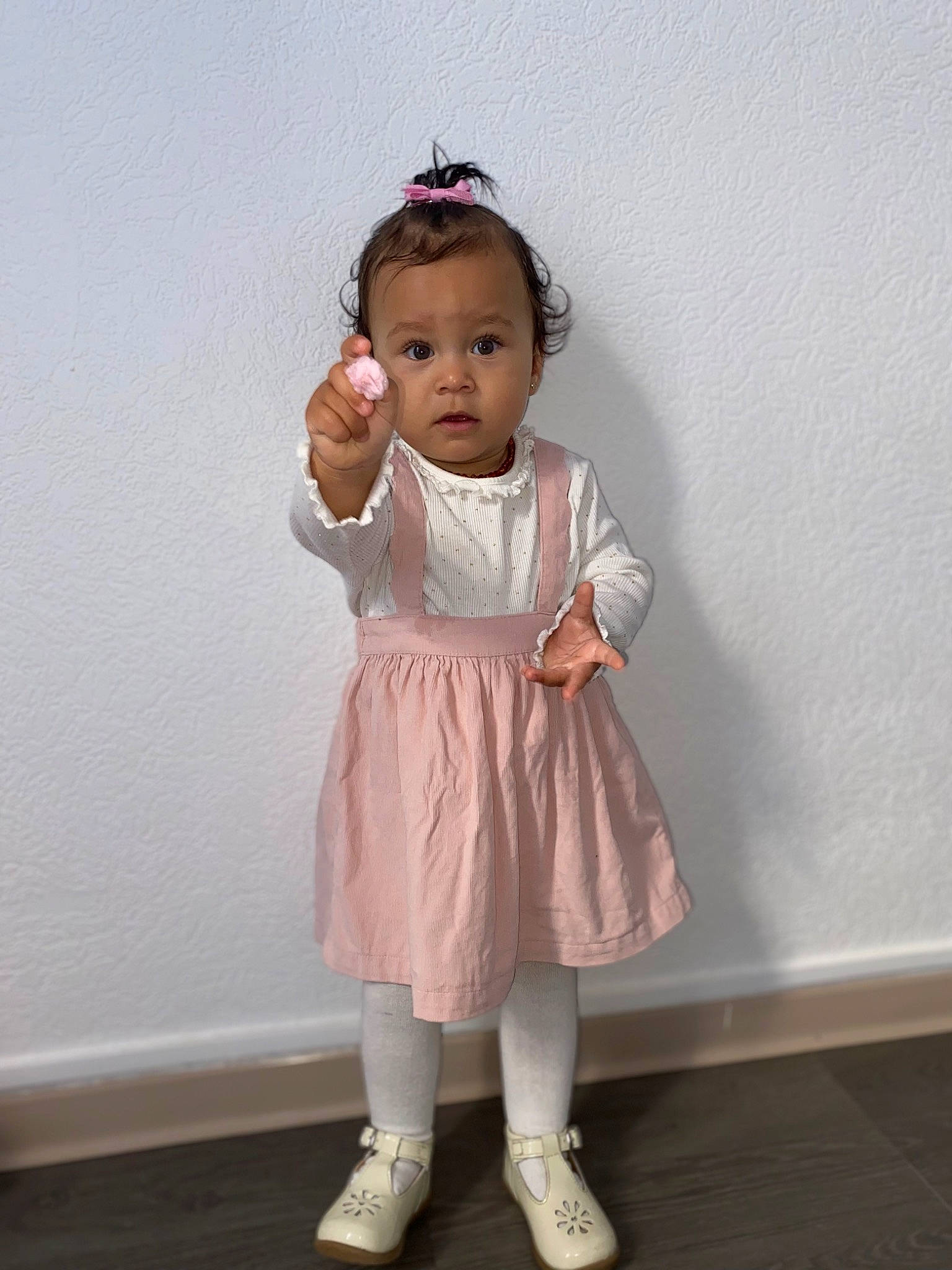 Neïlya participe au concours pour gagner de l'argent avec cette photo : baby, baby_toddler_clothing, costume, day_dress, dress, embellishment, fashion_design, gesture, happy, human_body, human_leg, knee, leg, neck, one_piece_garment, person, pink, product, sleeve, sock