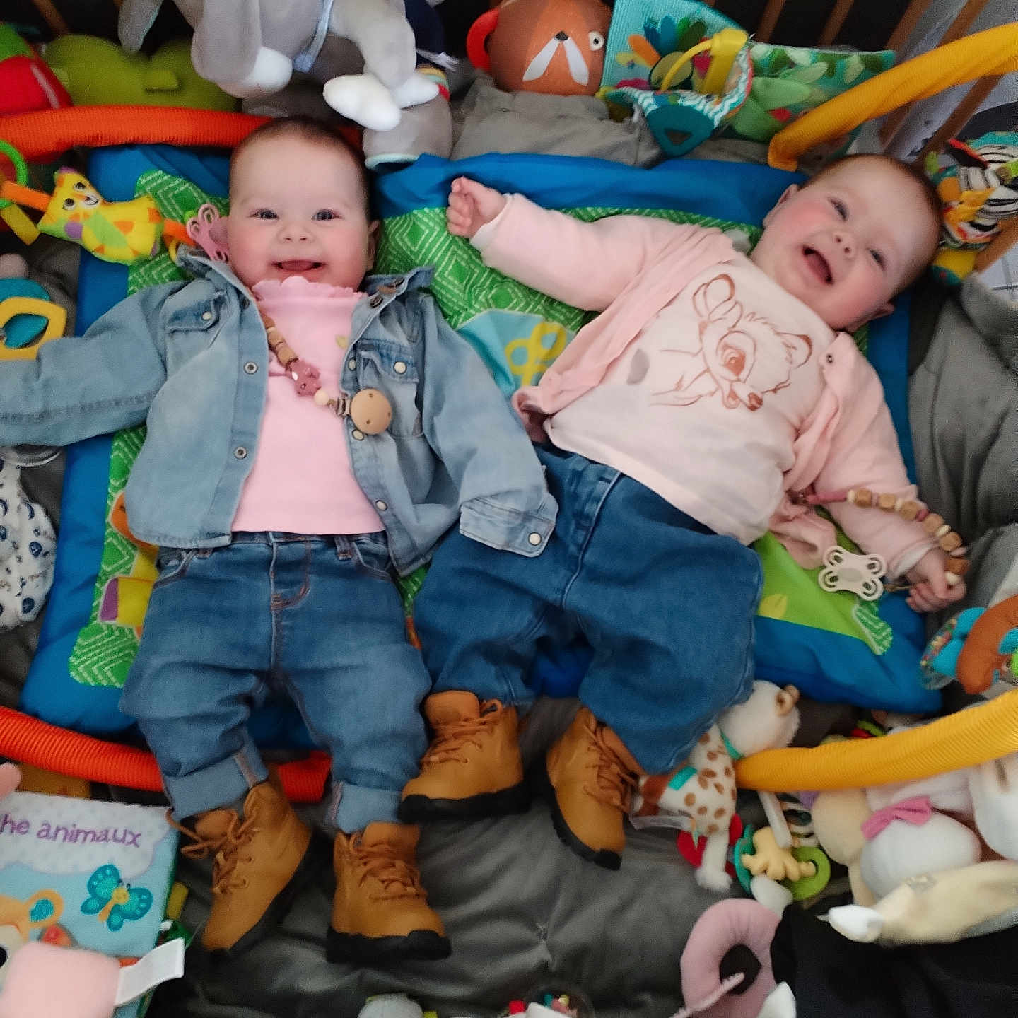 Maëlys Et Héloïse participe au concours pour gagner de l'argent avec cette photo : accessories, baby, bag, bed, clothing, couch, cradle, crib, face, footwear, furniture, handbag, head, infantbed, jeans, pants, person, photography, portrait, shoe