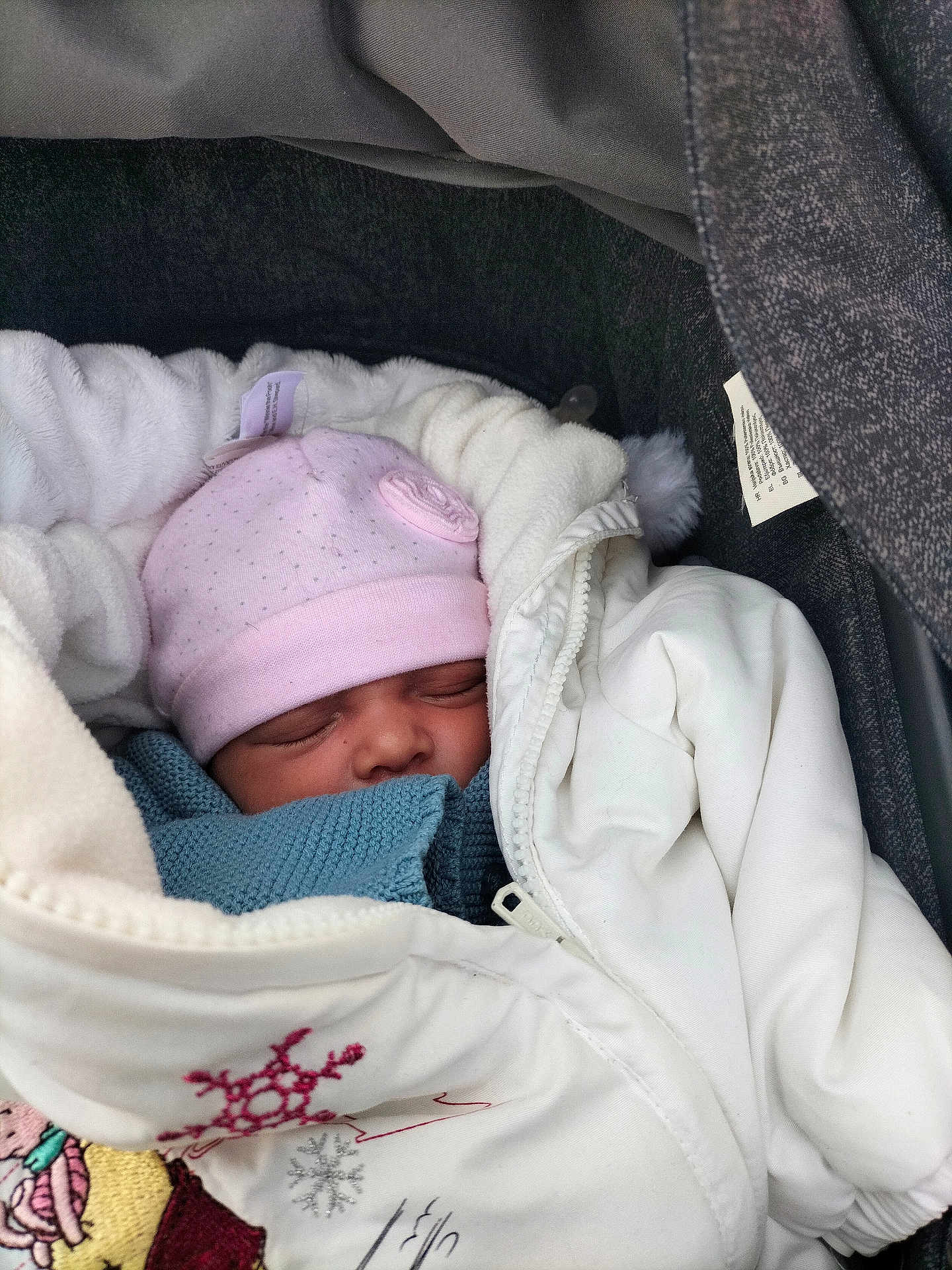 Kaylis participe au concours pour gagner de l'argent avec cette photo : baby, infant, newborn, sleeping, child, stroller, pram, pink_hat, knit_hat, blanket, white_jacket, winter_clothing, cozy, bundled, closeup, face, pacifier, embroidery, soft_texture, stroller_lining