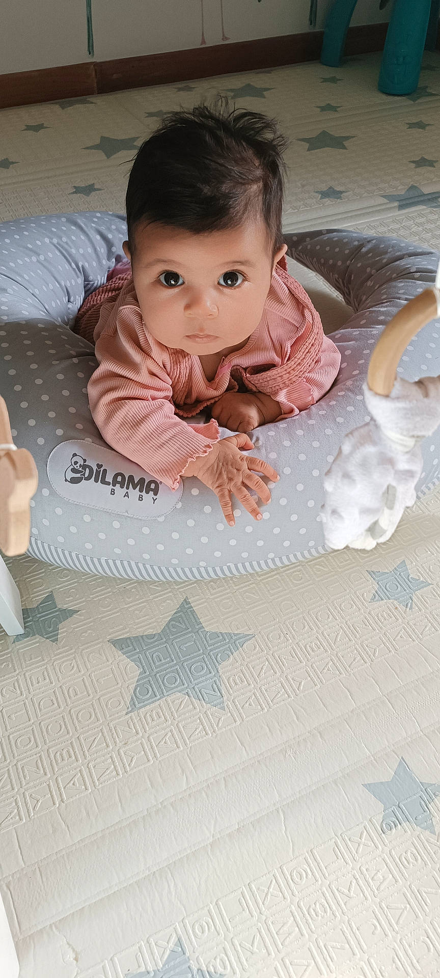 Enola participe au concours pour gagner de l'argent avec cette photo : baby, bed, bedroom, blanket, bodypart, couch, crib, cushion, face, finger, furniture, hand, head, homedecor, indoors, infantbed, person, photography, portrait, sitting