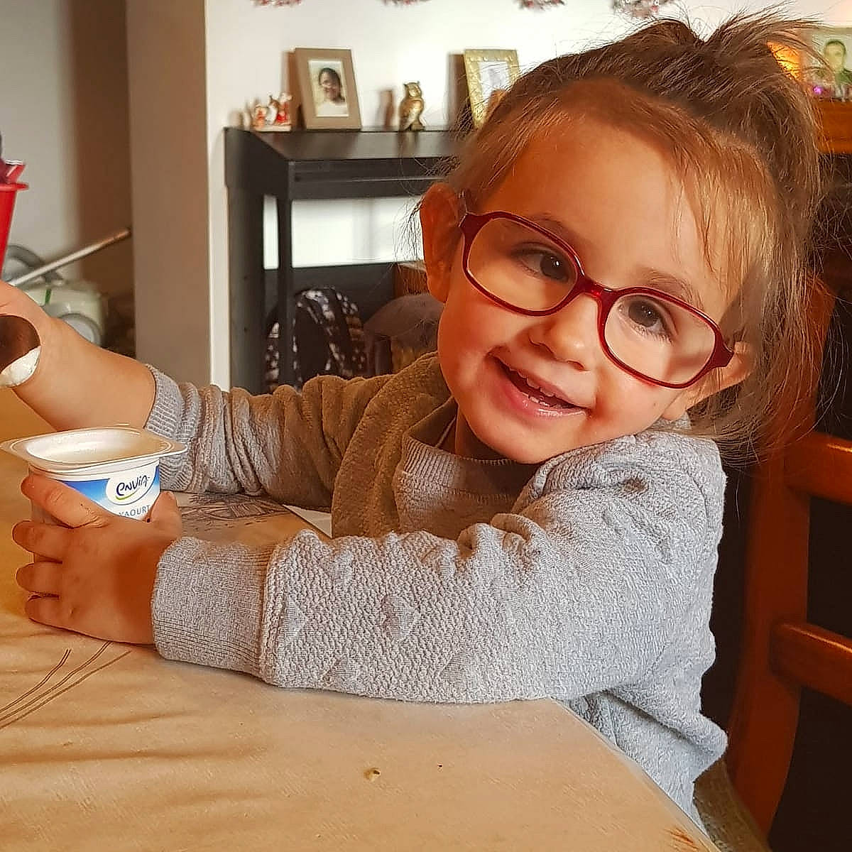 Shanna participe au concours pour gagner de l'argent avec cette photo : arm, blond, brown_hair, eyewear, finger, girl, glasses, hair, hand, human_hair_color, knitting, leg, neck, person, shoulder, smile, textile, vision_care