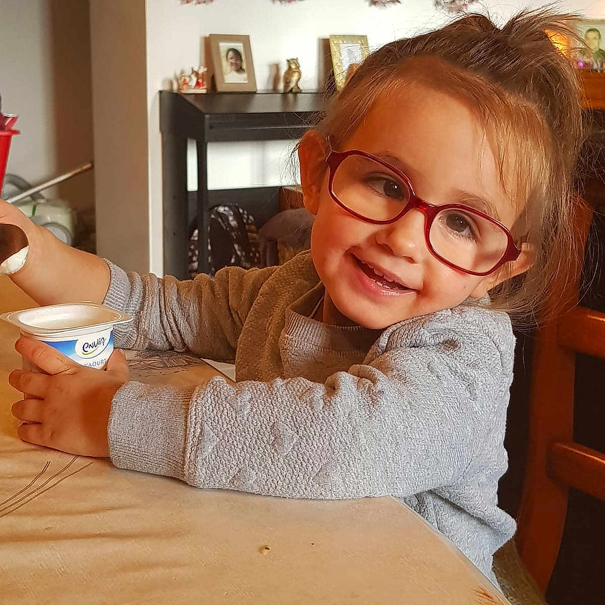 Shanna participe au concours pour gagner de l'argent avec cette photo : arm, blond, brown_hair, eyewear, finger, girl, glasses, hair, hand, human_hair_color, knitting, leg, neck, person, shoulder, smile, textile, vision_care