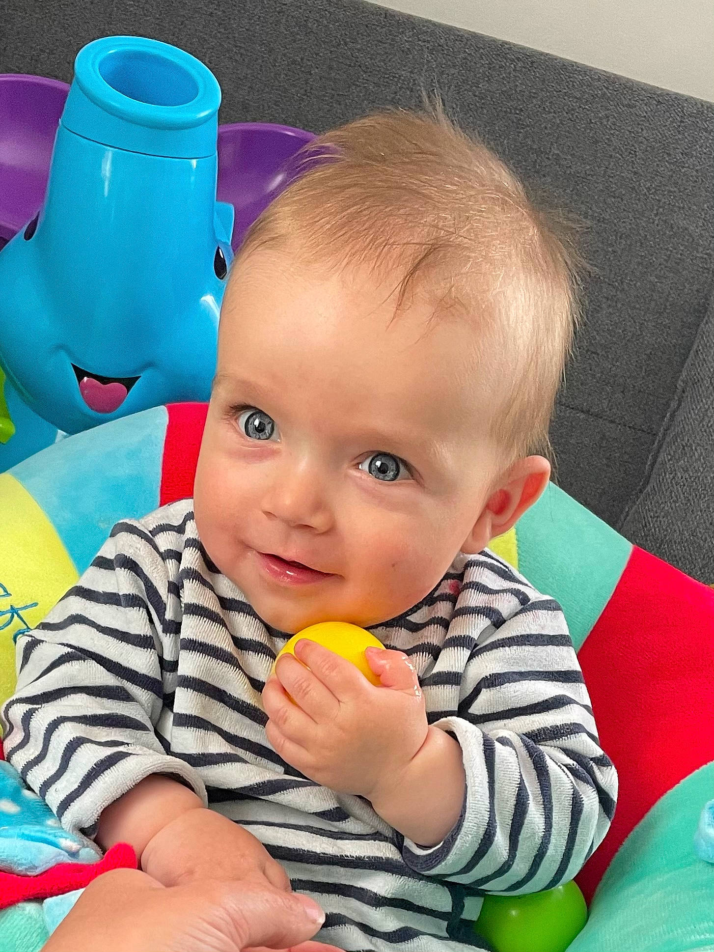Nelson a rejoint le concours — aidez-le/la à gagner de superbes lots ! baby, baby_playing_with_toys, baby_toddler_clothing, beauty, blue, chair, child, cup, drinkware, fun, happy, nail, person, play, serveware, sitting, smile, t_shirt, tableware, thumb