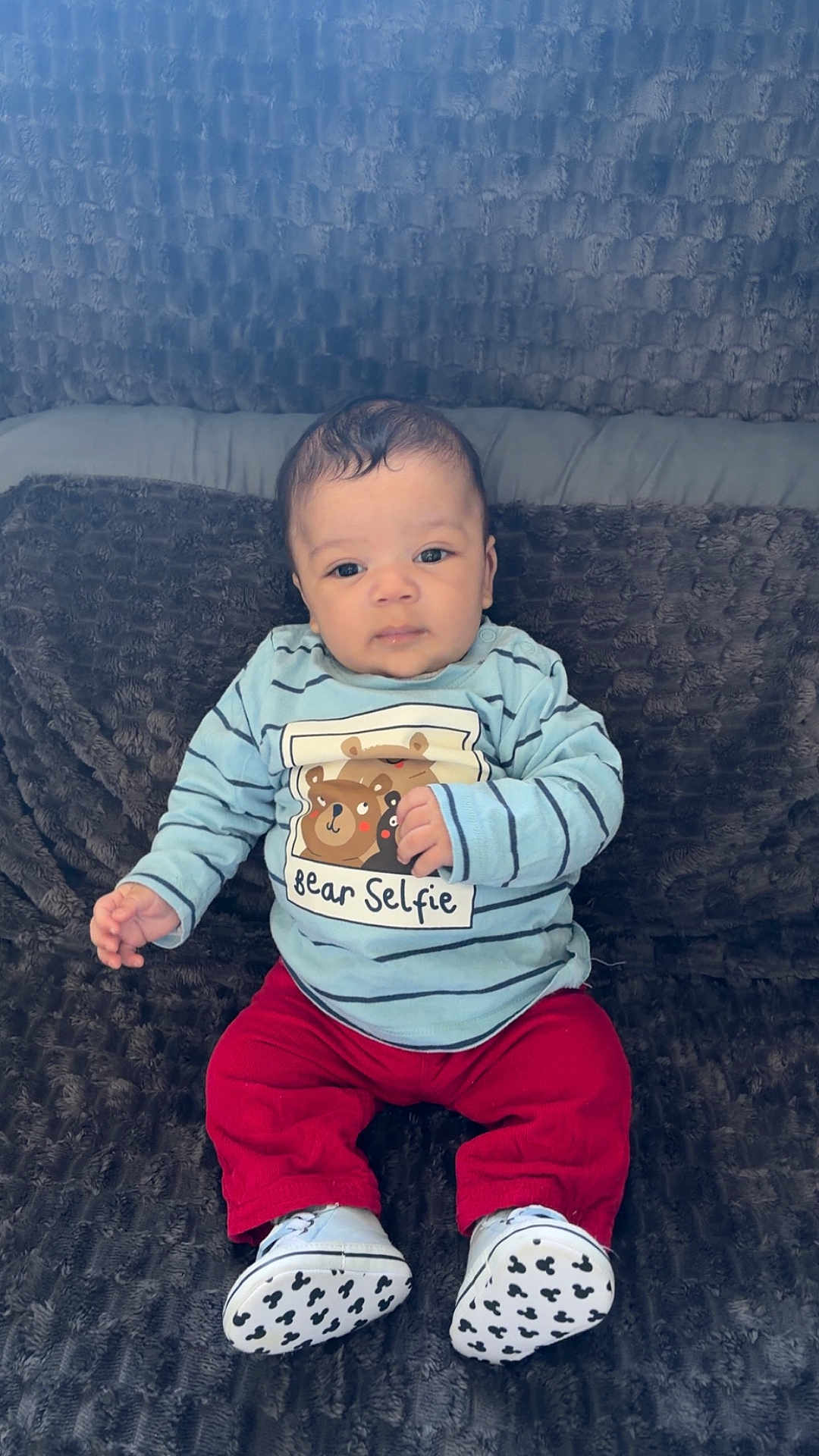 Adam a rejoint le concours — aidez-le/la à gagner de superbes lots ! baby, infant, child, sitting, clothing, shirt, pants, shoes, striped, bear_selfie, textile, blanket, fabric, cute, indoors, portrait, face, expression, comfortable, casual