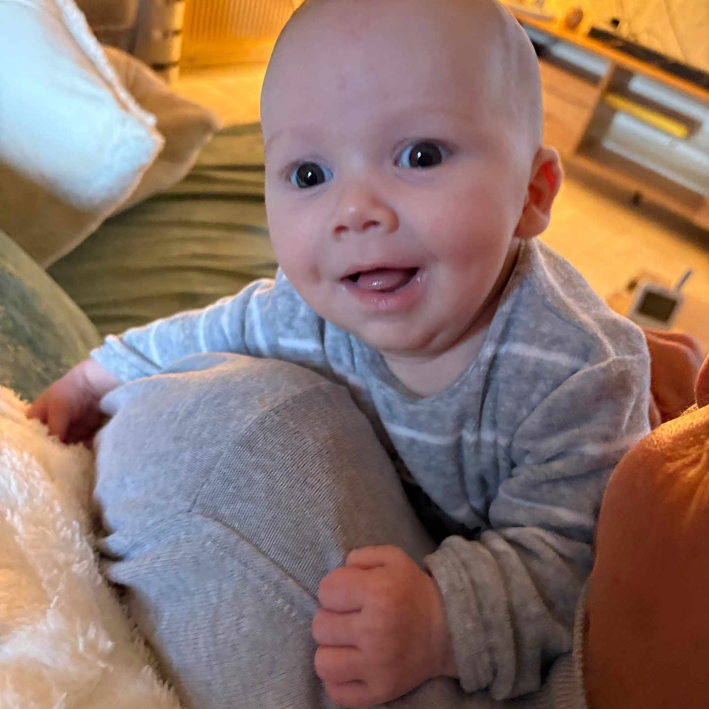 Noah a rejoint le concours — aidez-le/la à gagner de superbes lots ! baby, babylaughing, bodypart, clothing, couch, cushion, face, finger, furniture, hand, happy, head, homedecor, indoors, pants, person, photography, portrait, sitting, smile