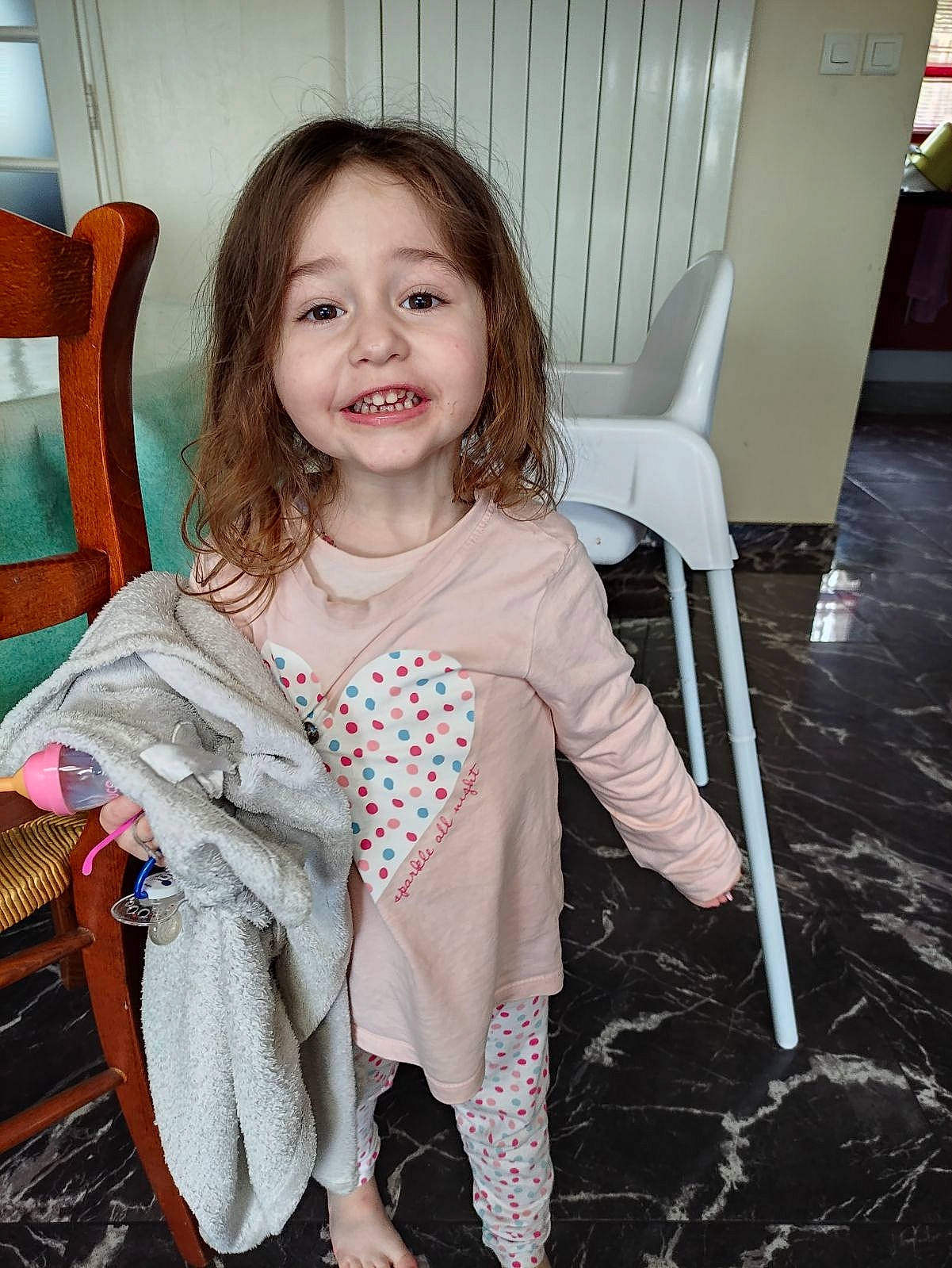 Aufelie participe au concours pour gagner de l'argent avec cette photo : blond, chair, event, fashion_design, flooring, hair, happy, human_body, joy, leg, long_hair, neck, person, shoulder, skin, sleeve, smile, thigh, toddler, trunk