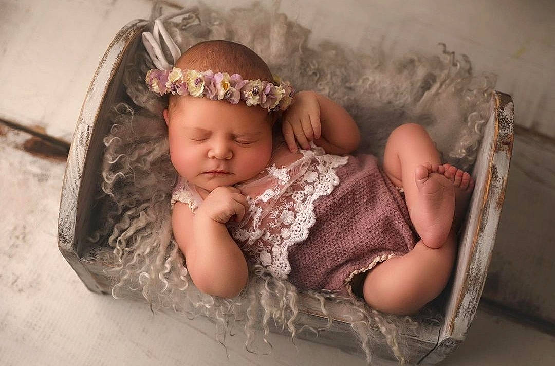 Gabriela participe au concours pour gagner de l'argent avec cette photo : baby, baby_toddler_clothing, cap, child, comfort, costume_hat, fashion_accessory, flash_photography, hair_accessory, hat, headband, headgear, headpiece, headwear, jewellery, linens, person, sitting, skin, sun_hat