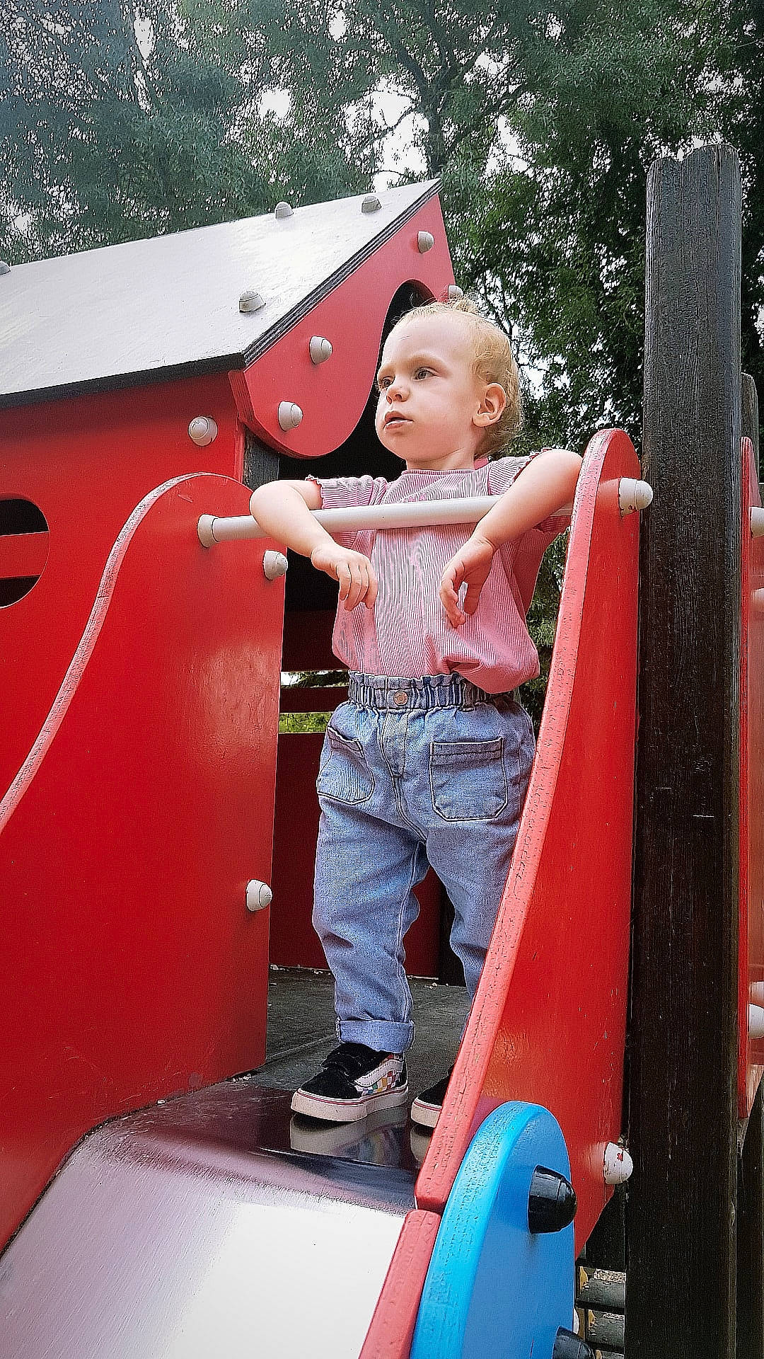 Haylie a rejoint le concours — aidez-le/la à gagner de superbes lots ! child, fun, outdoor_play_equipment, person, play, playground, playground_slide, public_space, recreation, vehicle