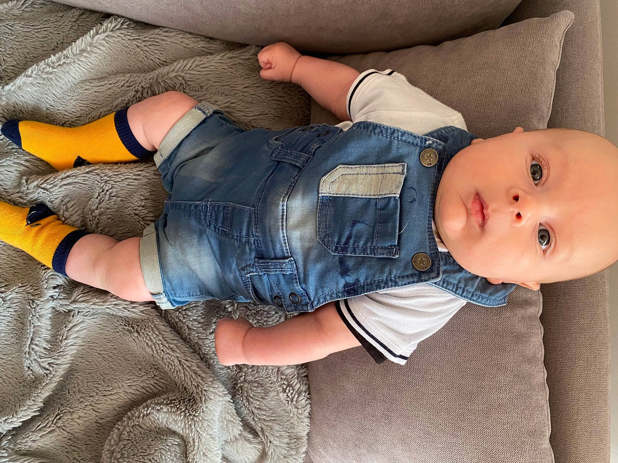Louis participe au concours pour gagner de l'argent avec cette photo : arm, baby_toddler_clothing, clothing, comfort, denim, elbow, finger, gesture, hand, human_body, joint, knee, leg, mouth, outerwear, person, sleeve, textile, thigh, toddler
