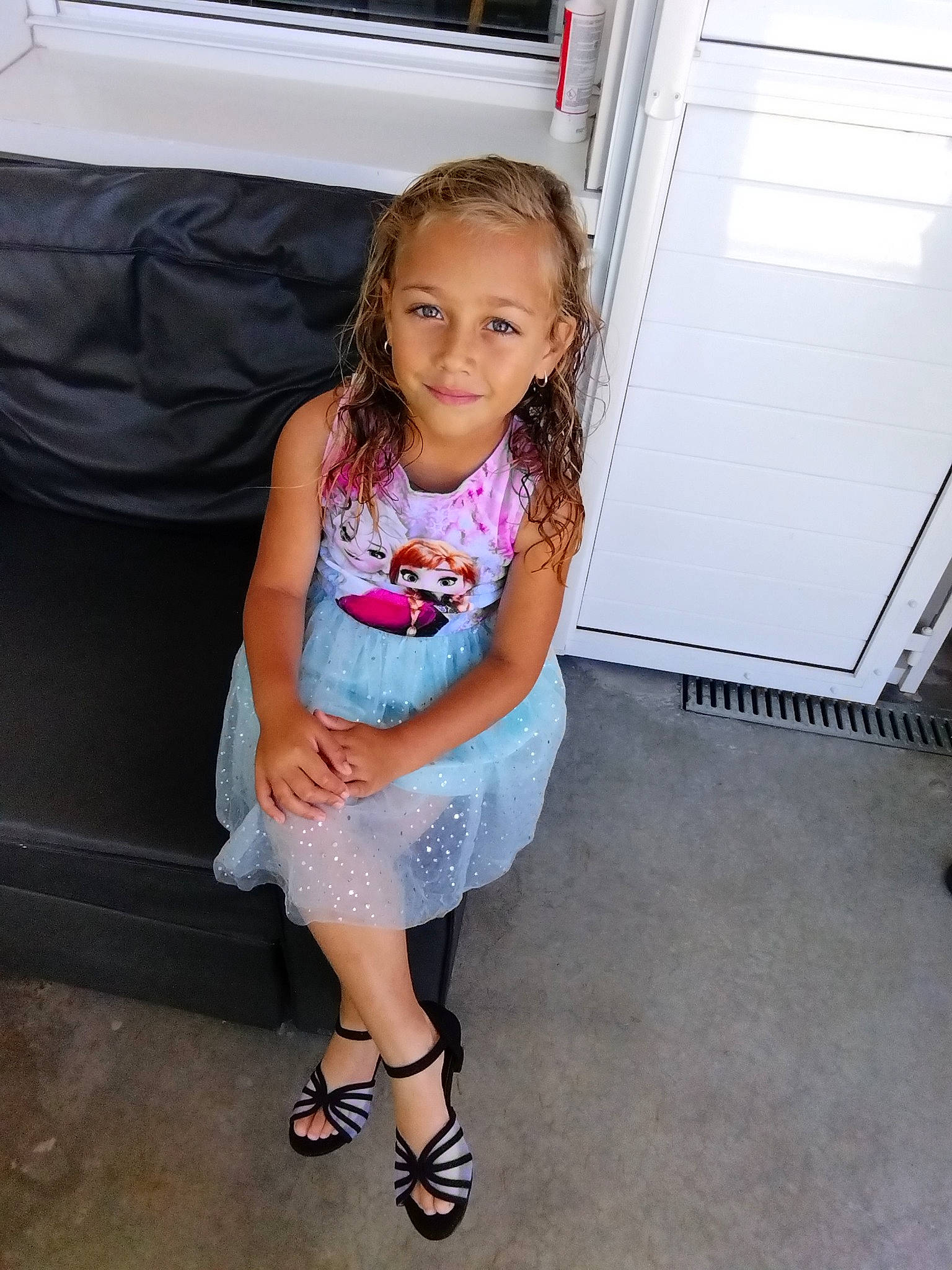 Sarah a rejoint le concours — aidez-le/la à gagner de superbes lots ! arm, couch, dress, finger, floor, footwear, happy, human_body, joint, joy, knee, leg, person, pink, sandal, shorts, shoulder, smile, sock, street_fashion