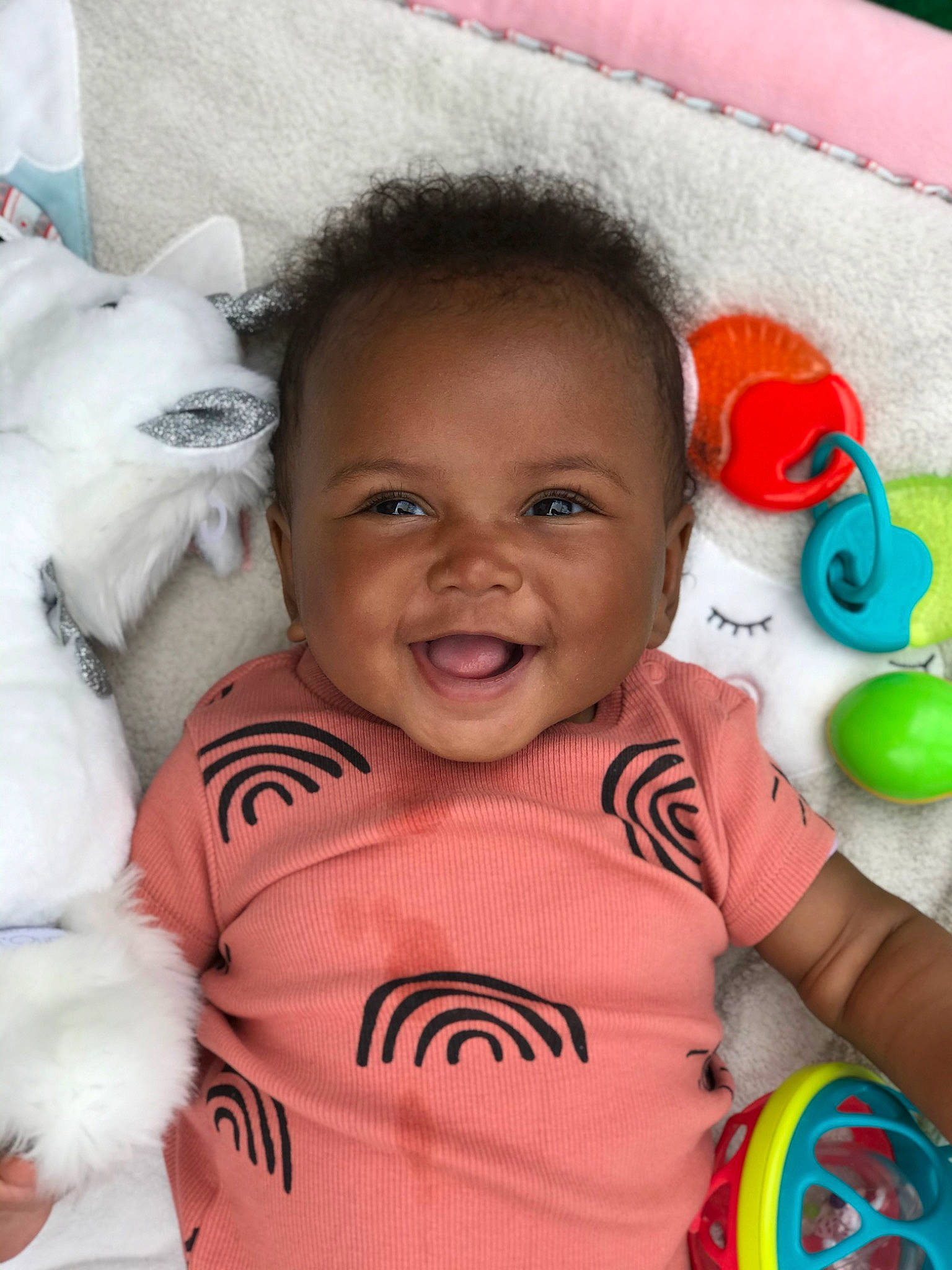 Sianna a rejoint le concours — aidez-le/la à gagner de superbes lots ! baby_playing_with_toys, baby_toddler_clothing, ball, blue, eye, face, fun, green, happy, joy, mammal, mouth, nose, person, pink, skin, smile, sports_equipment, textile, toddler