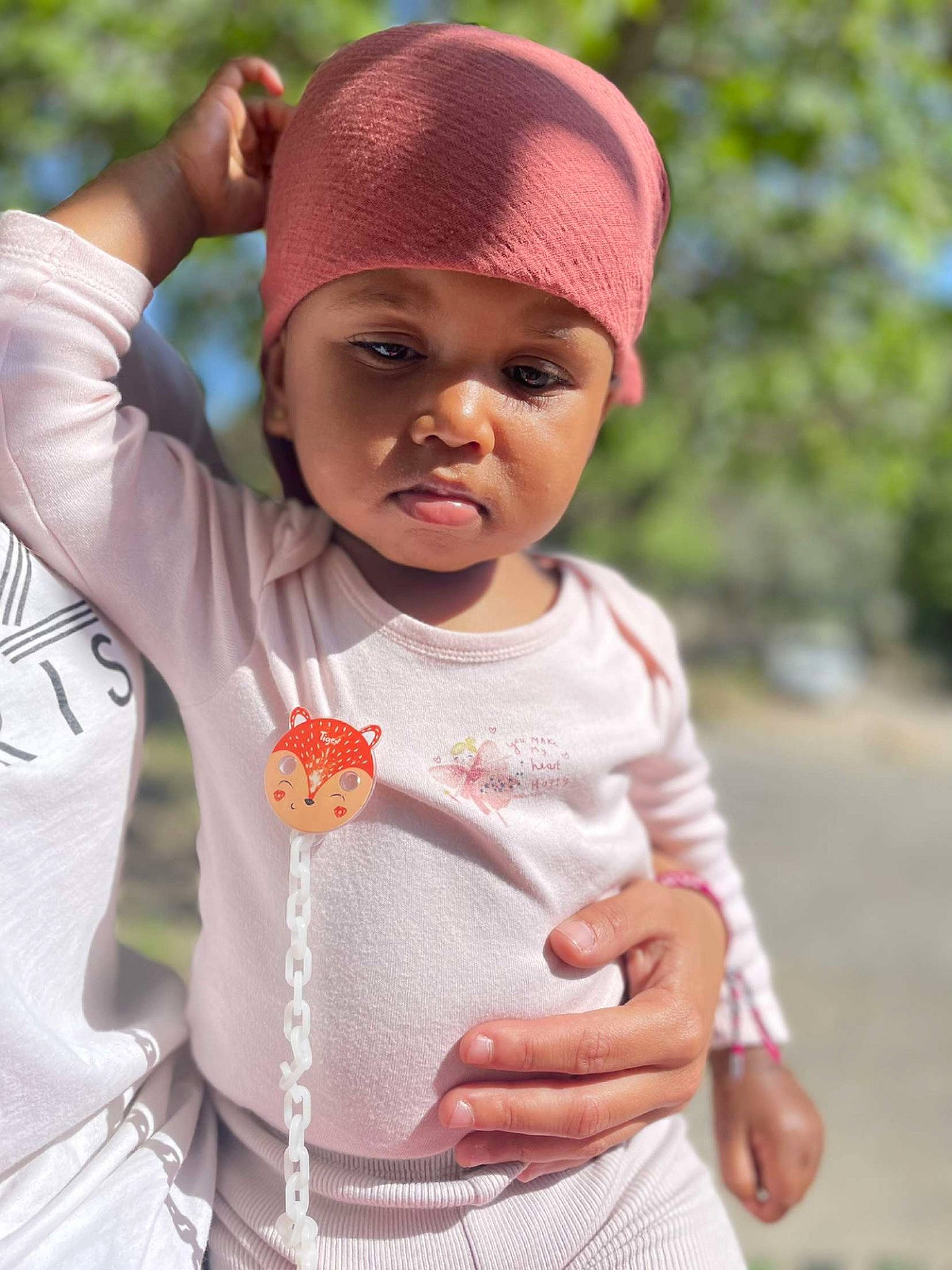 Sianna participe au concours pour gagner de l'argent avec cette photo : baby, baby_toddler_clothing, cap, cheek, clothing, cool, eye, face, facial_expression, gesture, happy, head, headgear, headwear, lip, neck, person, pink, red, skin