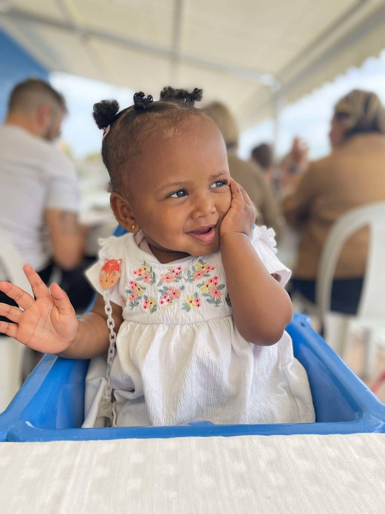 Sianna participe au concours pour gagner de l'argent avec cette photo : arm, baby, baby_toddler_clothing, chair, child, event, finger, formal_wear, fun, hairstyle, hand, happy, leisure, person, sitting, skin, smile, t_shirt, toddler, tradition