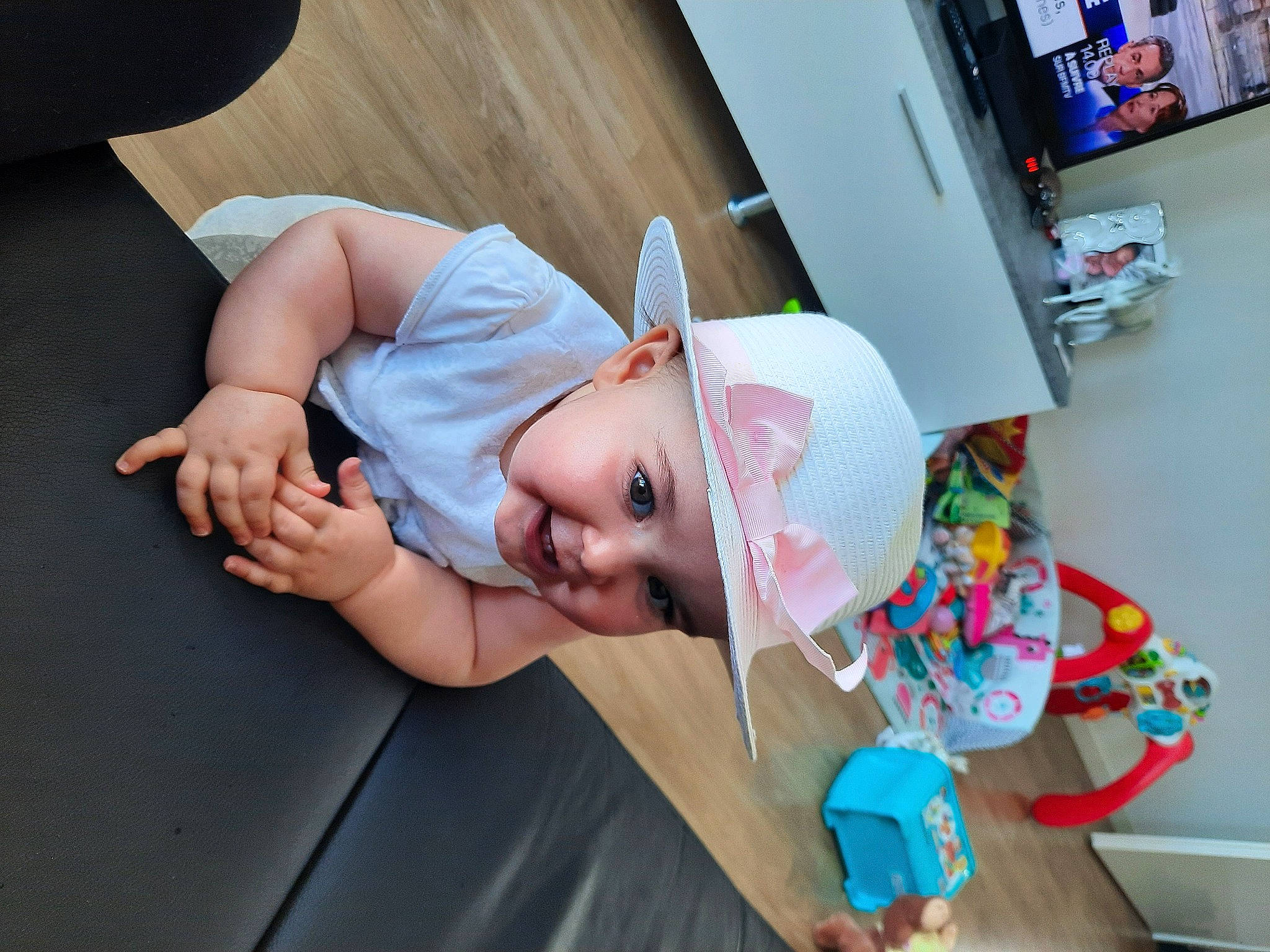 Jade a rejoint le concours — aidez-le/la à gagner de superbes lots ! animation, baby, baby_products, child, costume, fun, happy, hat, headwear, human_leg, leisure, party, person, picture_frame, room, shelf, skin, sun_hat, television, toddler