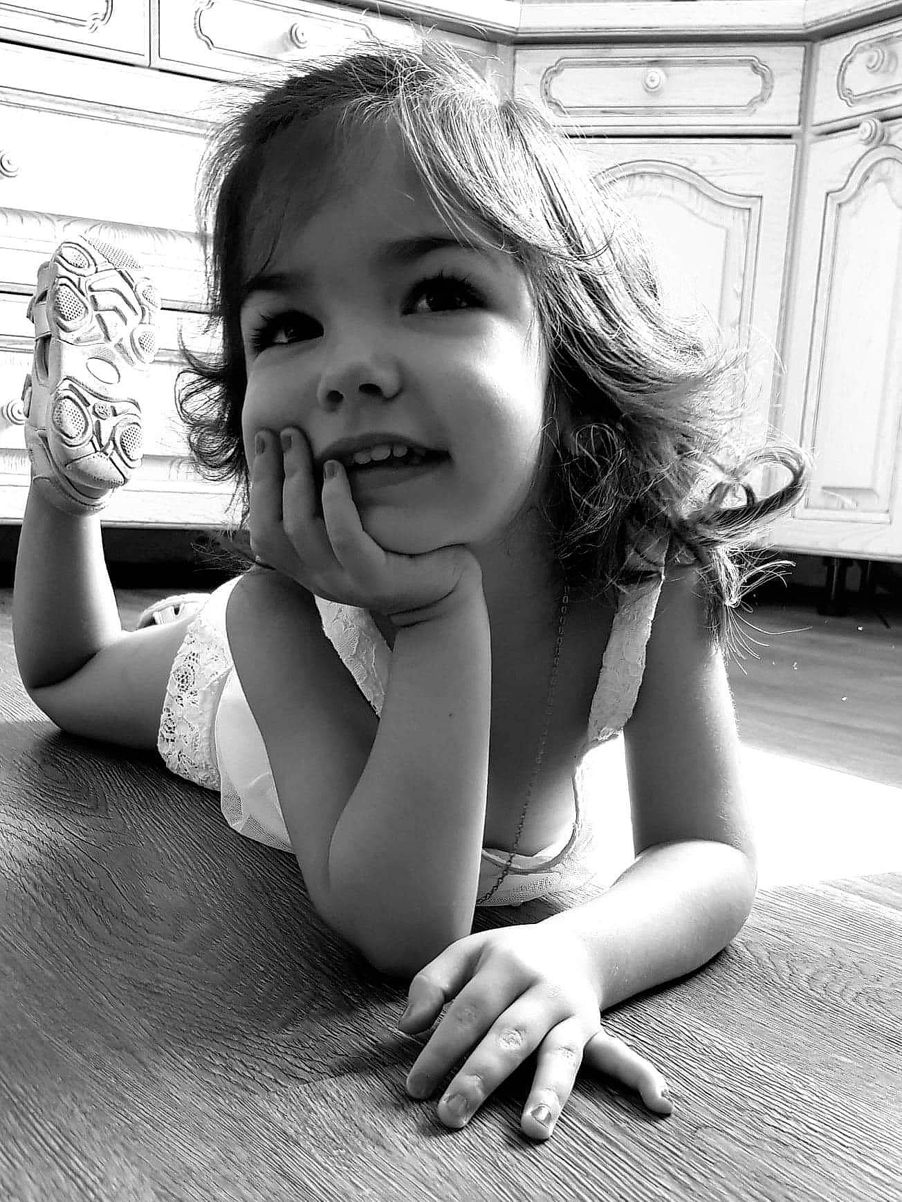 Erine participe au concours pour gagner de l'argent avec cette photo : arm, black, black_and_white, eye, facial_expression, flash_photography, gesture, hair, hairstyle, hand, happy, iris, lip, mouth, nose, person, skin, smile, standing, style