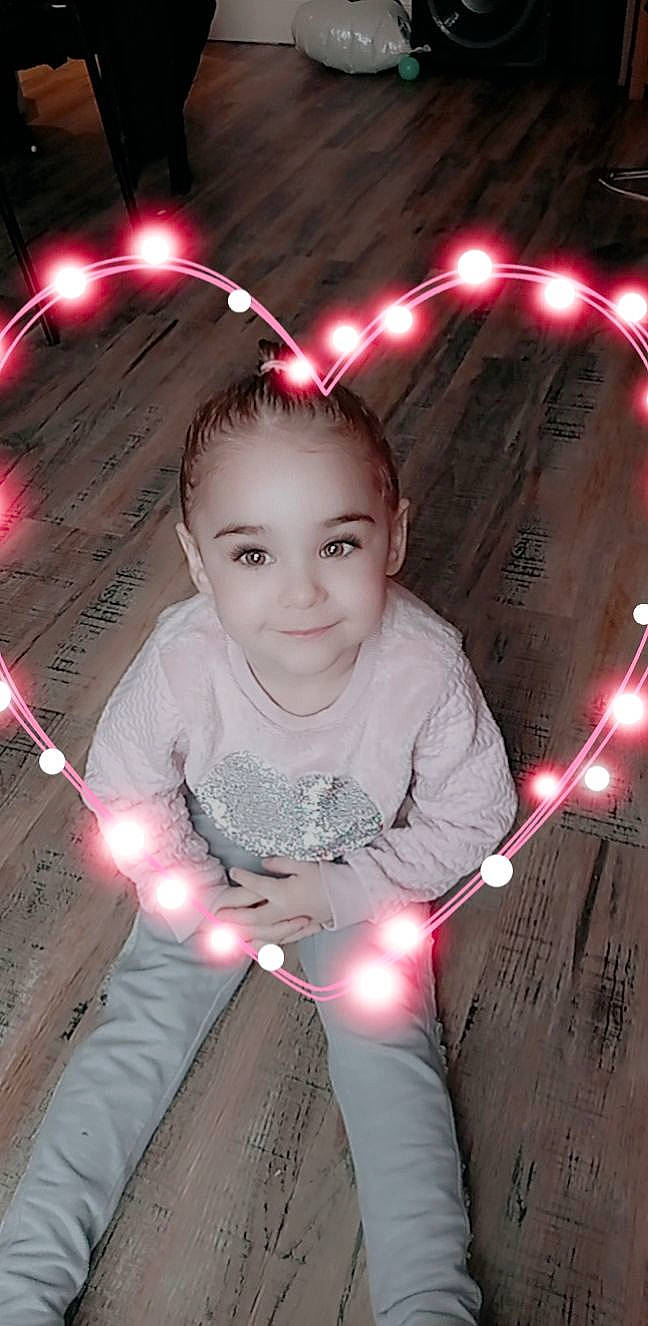 Lyanna participe au concours pour gagner de l'argent avec cette photo : baby_toddler_clothing, beauty, cheek, cool, event, facial_expression, finger, flash_photography, fun, happy, human, joy, light, lighting, organ, person, pink, skin, smile, space