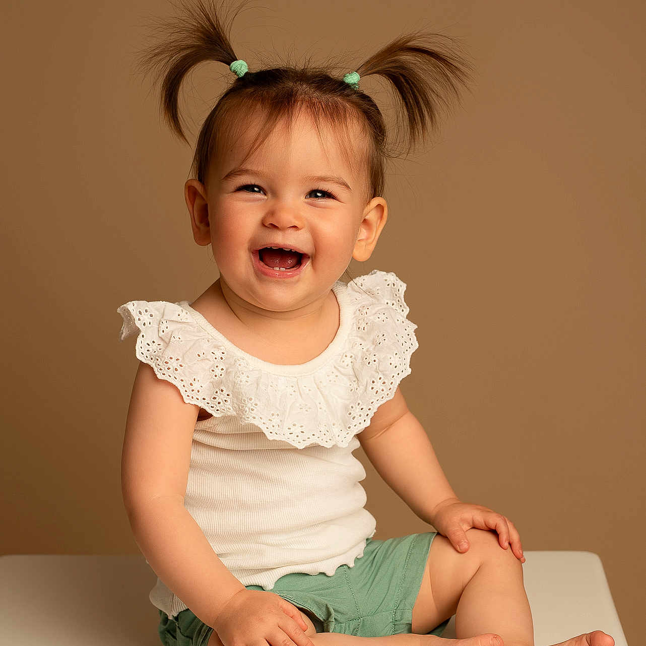 Elena a rejoint le concours — aidez-le/la à gagner de superbes lots ! baby, babylaughing, bodypart, clothing, dress, face, finger, hand, happy, head, laughing, mouth, person, photography, portrait, shorts, sitting, smile, t_shirt, wood