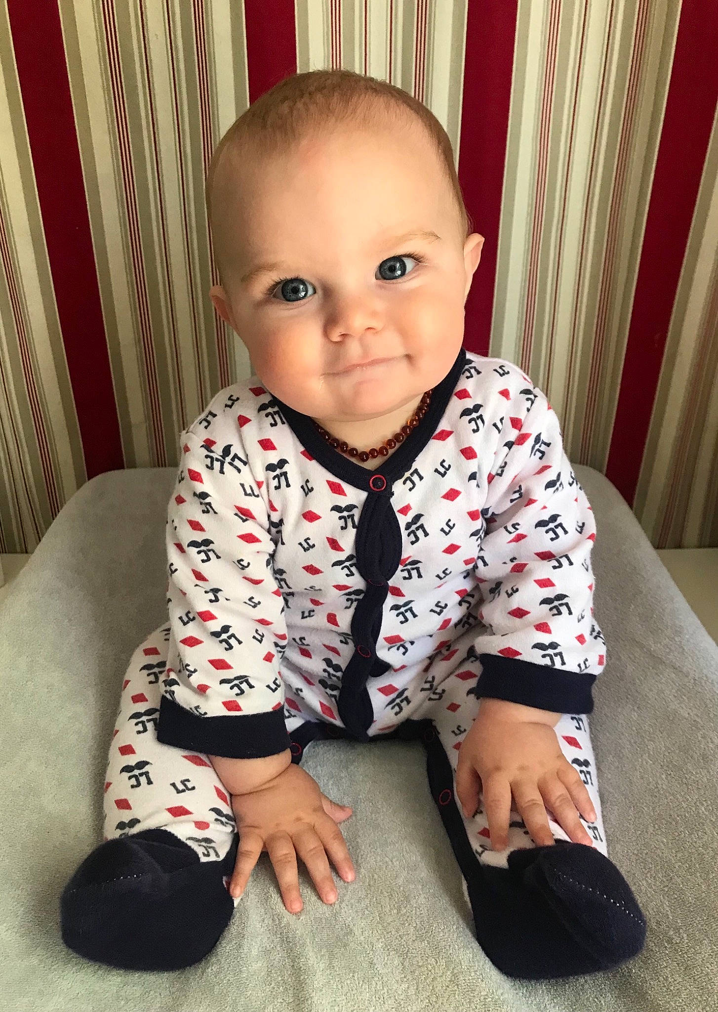 Mylan a rejoint le concours — aidez-le/la à gagner de superbes lots ! baby, baby_toddler_clothing, beauty, cheek, child, collar, comfort, curtain, eye, face, floor, flooring, head, pattern, person, skin, sleeve, smile, textile, toddler