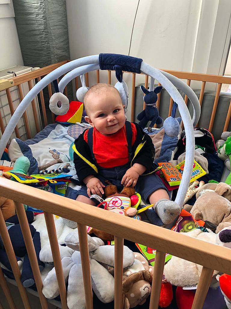 Mylan a rejoint le concours — aidez-le/la à gagner de superbes lots ! baby, baby_products, baby_safety, baby_toddler_clothing, baby_toys, child, comfort, event, fun, joy, leisure, person, recreation, room, shorts, sitting, t_shirt, tire, toddler, toy