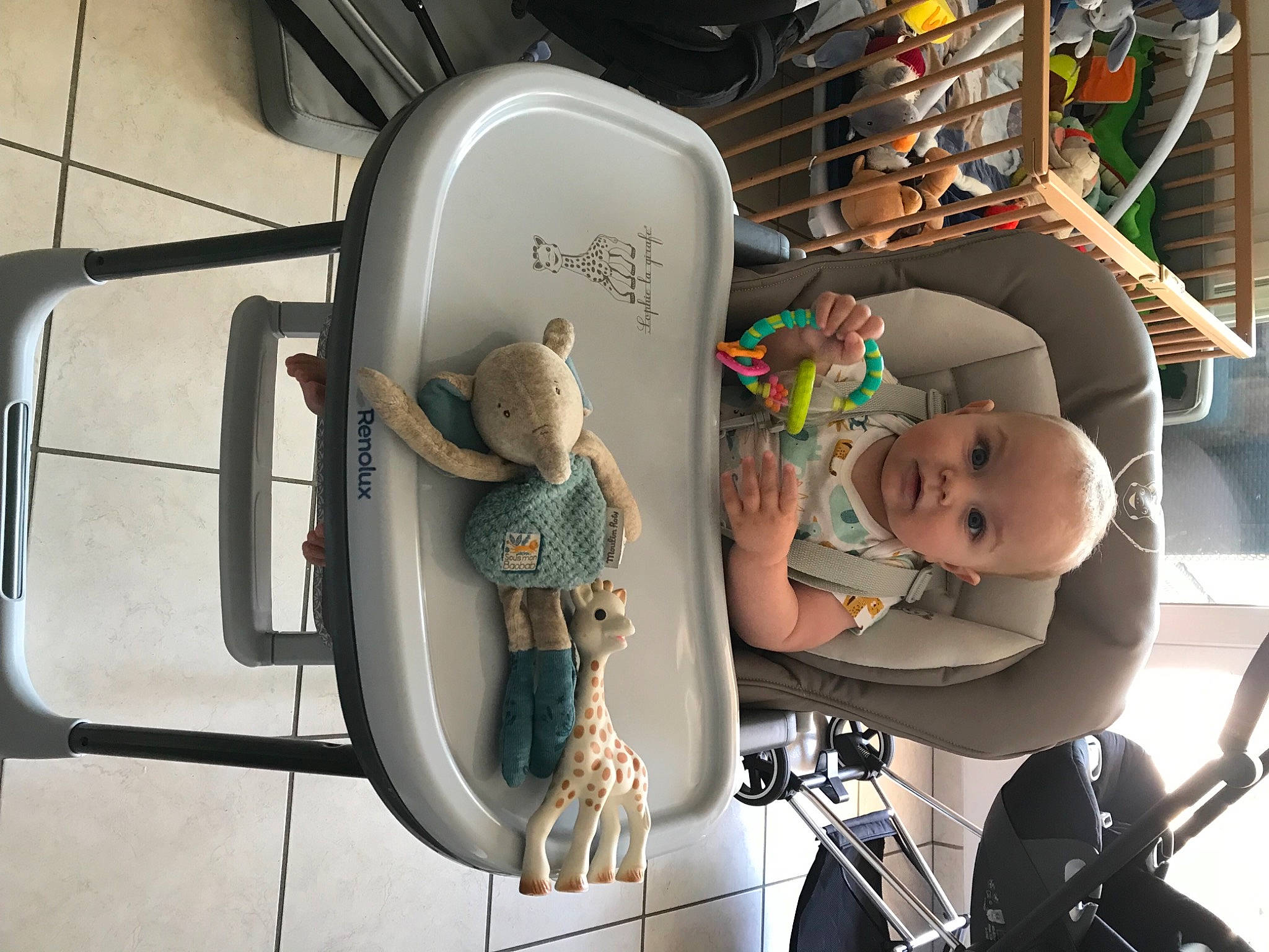 Mylan participe au concours pour gagner de l'argent avec cette photo : baby, baby_products, baby_safety, child, comfort, gas, machine, metal, motor_vehicle, person, room, service, smile, surprise, toddler, vehicle_door