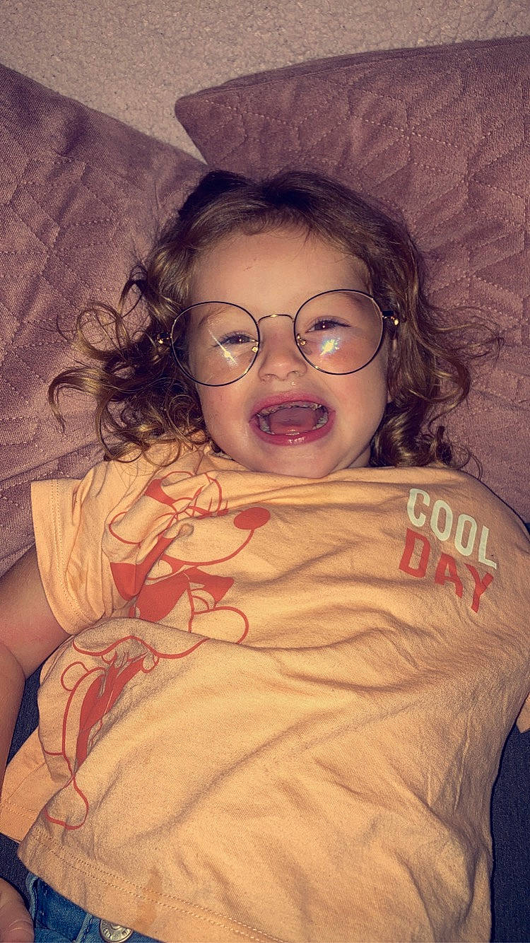 Abby participe au concours pour gagner de l'argent avec cette photo : chest, comfort, cool, eyebrow, eyelash, eyewear, flash_photography, forehead, gesture, glasses, hairstyle, happy, jaw, lip, mouth, neck, nose, person, shoulder, skin