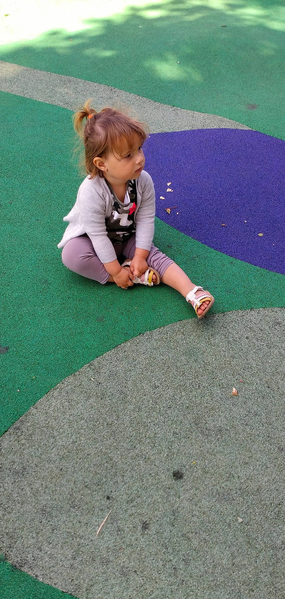 Helena participe au concours pour gagner de l'argent avec cette photo : asphalt, child, floor, flooring, foot, fun, grass, human_leg, jeans, knee, lawn, leisure, pattern, people_in_nature, person, plant, recreation, road_surface, sidewalk, sitting