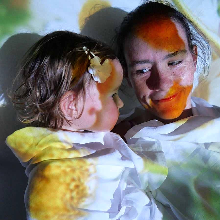 Helena participe au concours pour gagner de l'argent avec cette photo : child, costume, event, eyewear, facial_expression, fun, gesture, hairstyle, happy, headgear, jewellery, joy, mouth, neck, necklace, organ, people, person, personal_protective_equipment, smile